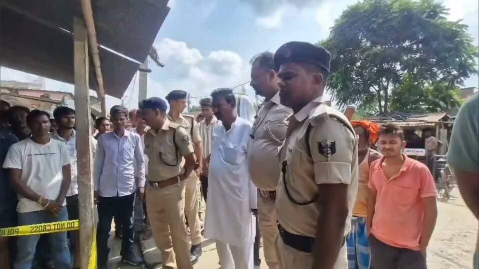 बेगूसराय में चोरों ने रात में एक सोने की दुकान में चोरी की घटना को दिया अंजाम तीन से चार लाख की चोरी