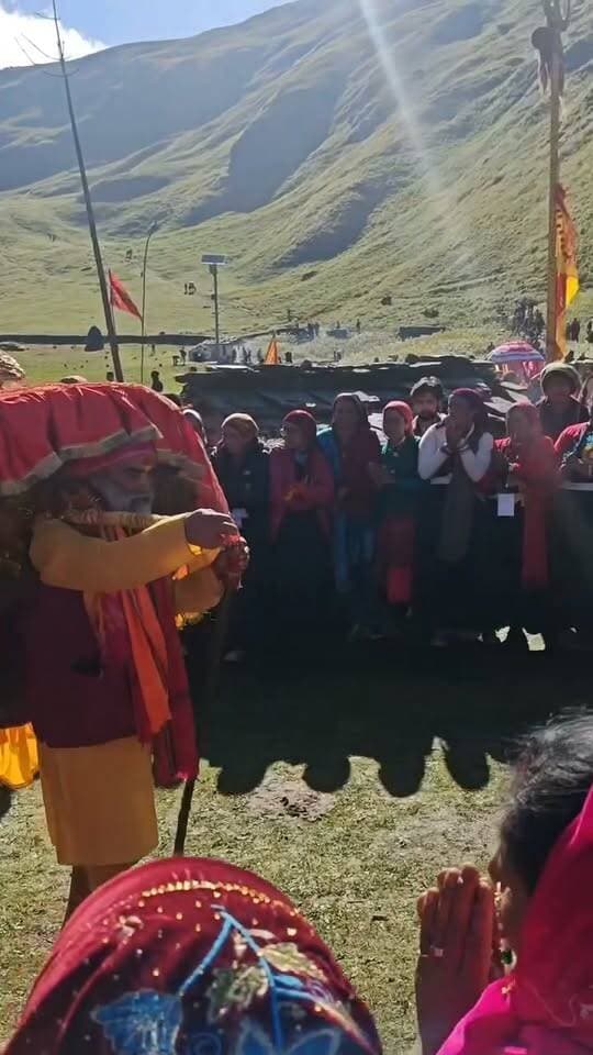 हे नंदा, त्वे जाण पड़ोलू सोरियास
भली कैन जाया ते ऊँचा कैलाश
शंकर जी की सेवा कन पड़ोल
बेदनी बुग्याल की दिव्य धरती पर हमारी माताओं और बहनों के कंठ से गूंजते सुंदर मांगल गीतों ने वातावरण को भक्तिमय बना दिया। मां नंदा की बड़ी जात के इस पावन अवसर पर प्रकृति भी मानो मां के स्वागत में सजी हुई है।
प्राकृतिक सौंदर्य से परिपूर्ण बेदनी बुग्याल में आस्था, लोकसंस्कृति और प्रकृति का अद्भुत संगम देखने को मिल रहा है। पहाड़ की मातृशक्ति द्वारा गाए जा रहे मांगल गीत इस धार्मिक यात्रा की पवित्रता और उत्तराखंड की समृद्ध लोक परंपरा को जीवंत कर रहे हैं।