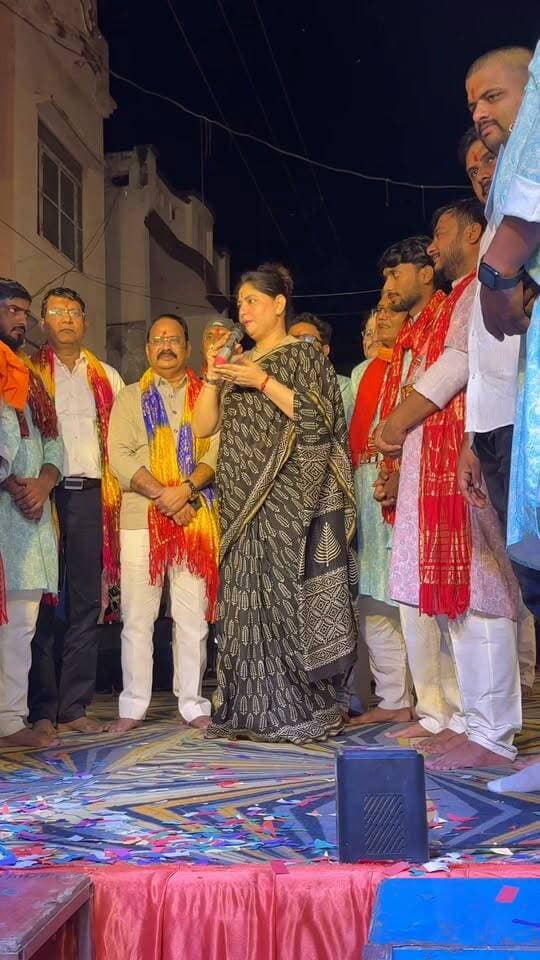 प्रियंका सिंह रावत जी ने मंच से गणपति बप्पा मोरया बोलकर पब्लिक को संबोधित किया, आपको उनका अंदाज कैसा लगा? #Nawabganj #Barabanki