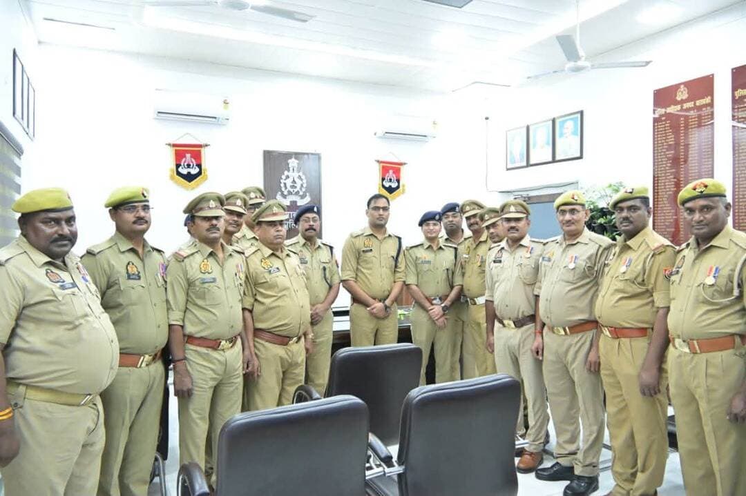 गृह मंत्रालय से स्वीकृत उत्कृष्ट व अति उत्कृष्ट सेवा पदक से 16 पुलिसकर्मी सम्मानित, एसपी अर्पित विजयवर्गीय ने प्रदान किया पदक, पुलिस विभाग में हर्ष। #BarabankiPolice #UPPolice #SPBarabanki #ArpitVijayvargiya #PoliceMedal #HomeMinistry