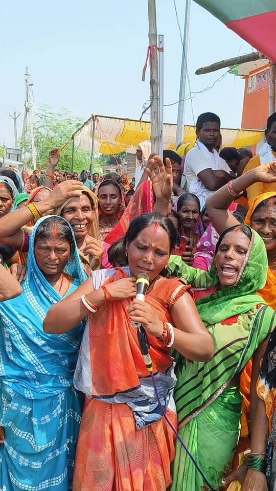 बाढ़ पीड़ितों ने आवाज को बुलंद की।
महिलाएं जिद पर अड़ गई।