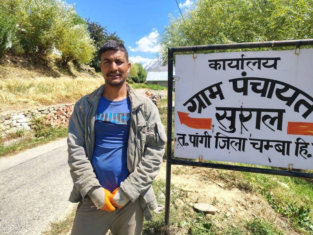 ₹8,000 प्रति क्विंटल समर्थन मूल्य से पांगी में जौ बनी किसानों की पहली पसंद
152 किसानों ने 362 क्विंटल प्राकृतिक जौ की सरकारी खरीद के लिए कराया पंजीकरण, 2025 में 34 किसानों ने बेची थी 99.74 क्विंटल उपज
Pangi Live News चंबा, 18 सितंबर 2026
हिमाचल प्रदेश सरकार द्वारा प्राकृतिक खेती से उत्पादित जौ का समर्थन मूल्य बढ़ाकर ₹8,000 प्रति क्विंटल किए जाने के बाद जनजातीय उपमंडल पांगी घाटी में जौ की खेती किसानों की पहली पसंद बनती नजर आ रही है। इस वर्ष घाटी के 152 किसानों ने 362 क्विंटल जौ को सरकारी समर्थन मूल्य पर बेचने के लिए कृषि विभाग के पास पंजीकरण करवाया है।
पंजीकरण की अंतिम तिथि 20 अक्टूबर 2026 है और विभाग के अनुसार इस अवधि तक सरकारी खरीद के लिए पंजीकृत जौ की मात्रा लगभग 400 क्विंटल तक पहुंचने की संभावना है।
2025 में 34 किसानों ने बेची थी 99.74 क्विंटल जौ
प्रदेश सरकार द्वारा प्राकृतिक खेती को बढ़ावा देने के लिए किए जा रहे प्रयासों के तहत वर्ष 2025 में पांगी घाटी के 34 किसानों ने 99.74 क्विंटल प्राकृतिक जौ निर्धारित समर्थन मूल्य ₹6,000 प्रति क्विंटल की दर से बेची थी। इसके एवज में किसानों को सरकार की ओर से ₹5,98,440 का भुगतान किया गया।
वर्तमान में प्राकृतिक खेती से उत्पादित जौ का समर्थन मूल्य बढ़ाकर ₹8,000 प्रति क्विंटल किए जाने से किसानों में जौ की खेती के प्रति उत्साह बढ़ा है।
पांगी को घोषित किया गया प्रदेश का पहला प्राकृतिक खेती उपमंडल
हिमाचल प्रदेश के मुख्यमंत्री ठाकुर सुखविंदर सिंह सुक्खू ने 15 अप्रैल 2025 को जिला चंबा के जनजातीय उपमंडल पांगी को प्रदेश का प्रथम प्राकृतिक खेती उपमंडल घोषित किया था।
इसके बाद प्राकृतिक खेती से तैयार कृषि उत्पादों को बेहतर एवं लाभकारी मूल्य उपलब्ध करवाने की दिशा में विभिन्न कदम उठाए गए। सरकार द्वारा प्राकृतिक खेती से उत्पादित जौ की खरीद का समर्थन मूल्य ₹60 प्रति किलोग्राम से बढ़ाकर अब ₹80 प्रति किलोग्राम किया गया है।
सरकार का कहना है कि समर्थन मूल्य मिलने से किसानों को पारंपरिक कृषि पद्धतियों से प्राकृतिक खेती की ओर बढ़ने के लिए आर्थिक प्रोत्साहन मिल रहा है।
चार गुना तक बढ़ सकती है सरकारी खरीद
आंकड़ों के अनुसार वर्ष 2025 में जहां 34 किसानों से 99.74 क्विंटल जौ की खरीद हुई थी, वहीं वर्ष 2026 में अब तक 152 किसानों ने 362 क्विंटल जौ की सरकारी खरीद के लिए पंजीकरण करवाया है।
पंजीकरण प्रक्रिया पूरी होने के बाद इस वर्ष सरकारी खरीद लगभग 400 क्विंटल तक पहुंचने की संभावना जताई जा रही है। इससे पिछले वर्ष की तुलना में सरकारी खरीद में उल्लेखनीय वृद्धि होने की उम्मीद है।
किसानों ने सरकार की पहल का किया स्वागत
पांगी घाटी की ग्राम पंचायत सुराल के किसान राम कुमार और राकेश कुमार, ग्राम पंचायत हुड़ान के किसान शेर सिंह तथा चस्क भटोरी के किसान चैन सिंह ने सरकार की इस पहल का स्वागत किया है।
किसानों के अनुसार पहले जौ की फसल को कम कीमत पर बेचने की मजबूरी रहती थी, जिससे कई बार खेती में लगी मेहनत और लागत निकालना भी मुश्किल होता था। किसानों का कहना है कि पांगी को प्राकृतिक खेती उपमंडल घोषित किए जाने के बाद कृषि विभाग की ओर से उन्हें प्राकृतिक खेती को लेकर मार्गदर्शन मिल रहा है।
उनके अनुसार बेहतर समर्थन मूल्य मिलने के कारण अब घाटी में कई किसान मटर और आलू जैसी नकदी फसलों के साथ-साथ जौ की खेती को भी आर्थिक रूप से लाभकारी विकल्प के तौर पर देख रहे हैं।
सभी 19 पंचायतों में जागरूकता शिविर
प्राकृतिक खेती को बढ़ावा देने के लिए कृषि विभाग द्वारा पिछले करीब डेढ़ वर्ष में पांगी घाटी की सभी 19 ग्राम पंचायतों में जागरूकता शिविर आयोजित किए गए हैं।
इन एक दिवसीय शिविरों में किसानों को प्राकृतिक खेती में इस्तेमाल होने वाले घटकों, प्राकृतिक विधि से तैयार फसलों में होने वाले रोगों तथा उनकी रोकथाम के उपायों की जानकारी दी गई।
कृषि लागत कम करने के उद्देश्य से विभाग की ओर से किसानों को 50 प्रतिशत अनुदान पर कृषि यंत्र भी उपलब्ध करवाए गए हैं।
प्राकृतिक सेब को भी मिलेगी विशेष पहचान
पांगी में प्राकृतिक खेती से तैयार सेब की पैदावार को प्रोत्साहित करने के लिए कृषि विभाग द्वारा 50 प्रतिशत अनुदान पर ‘पांगी एप्पल’ लिखित सेब की पेटियां भी उपलब्ध करवाई जा रही हैं। इसका उद्देश्य पांगी के प्राकृतिक सेब को अलग पहचान दिलाने के साथ किसानों को बेहतर बाजार मूल्य उपलब्ध करवाना है।
इन प्राकृतिक उत्पादों पर समर्थन मूल्य
प्रदेश सरकार ने प्राकृतिक खेती से उत्पादित विभिन्न कृषि उत्पादों के लिए समर्थन मूल्य निर्धारित किए हैं—
- 🌽 मक्की — ₹50 प्रति किलोग्राम
- 🌾 गेहूं — ₹80 प्रति किलोग्राम
- 🌾 जौ — ₹80 प्रति किलोग्राम
- 🟡 कच्ची हल्दी — ₹150 प्रति किलोग्राम
- 🫚 अदरक — ₹30 प्रति किलोग्राम
सरकार के अनुसार समर्थन मूल्य निर्धारित करने का उद्देश्य प्राकृतिक खेती करने वाले किसानों को उनके उत्पाद का उचित मूल्य उपलब्ध करवाना तथा बिचौलियों पर निर्भरता कम करना है।
पांगी लाइव न्यूज़
आपकी आवाज़, सच के साथ — पांगी लाइव न्यूज़ हमेशा आपके साथ।