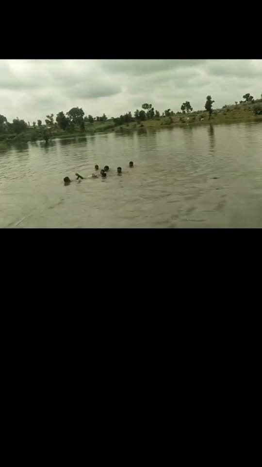 #हृदयविदारक_घटना 😢💔
तलैया में डूबे दो चचेरे भाई, एक साथ उठीं दो अर्थियां तो दहल उठा गांव
मातगुवां (छतरपुर)। ग्राम रनगुवां में उस समय मातम पसर गया, जब राजू बाबा की तलैया में नहाने गए दो चचेरे भाइयों की गहरे पानी में डूबने से दर्दनाक मौत हो गई।
हादसे में 23 वर्षीय युवक और उसके 12 वर्षीय चचेरे भाई की जान चली गई। दोनों के शव गांव पहुंचे तो परिजनों में कोहराम मच गया। एक साथ दो अर्थियां उठीं तो पूरे गांव की आंखें नम हो गईं।
बचपन की मासूमियत और हंसी-खुशी से भरा दिन एक पल में परिवारों के लिए जिंदगी भर का दर्द बन गया। इस दर्दनाक हादसे से पूरे क्षेत्र में शोक की लहर है।
#Chhatarpur #Matguwan #Runaguwan #Accident #Drowning #HeartBreakingNews #MadhyaPradesh