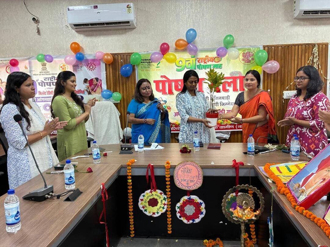 प्रेस विज्ञप्ति
स्थान :- नालन्दा
दिनांक :- 18 सितंबर 2026
जिला जनसंपर्क कार्यालय, नालन्दा
...................................................
पोषण माह के तहत जिला स्तरीय पोषण मेला आयोजित
“हमारी आंगनबाड़ी, हमारी जिम्मेदारी” के संदेश के साथ पोषण एवं स्वस्थ जीवनशैली के प्रति किया गया जागरूक
बिहारशरीफ, नालन्दा में 9 सितंबर से 8 अक्टूबर 2026 तक आयोजित पोषण माह के अंतर्गत आज दिनांक 18 सितंबर 2026 को जिला स्तर पर पोषण मेला का आयोजन किया गया।
कार्यक्रम का उद्घाटन उप विकास आयुक्त, नालन्दा सुश्री सारा अशरफ द्वारा फीता काटकर एवं दीप प्रज्ज्वलित कर किया गया।
कार्यक्रम में जिला प्रोग्राम पदाधिकारी, आईसीडीएस श्रीमती अर्चना कुमारी द्वारा स्वागत भाषण दिया गया।
इस अवसर पर उप विकास आयुक्त ने बच्चों एवं माताओं के संतुलित एवं पौष्टिक खान-पान के संबंध में विस्तृत जानकारी दी। उन्होंने पोषण माह के मुख्य उद्देश्य व्यक्तिगत एवं सामुदायिक स्तर पर व्यवहार परिवर्तन पर प्रकाश डालते हुए कहा कि इस वर्ष पोषण माह का मुख्य विषय “हमारी आंगनबाड़ी, हमारी जिम्मेदारी” है।
उन्होंने आहार विविधता तथा पर्याप्त मात्रा में प्रोटीन युक्त भोजन के सेवन पर विशेष जोर दिया। साथ ही प्रोटीन की कमी से होने वाली स्वास्थ्य संबंधी समस्याओं एवं मांसपेशियों के क्षय आदि के संबंध में भी जानकारी दी।
कार्यक्रम में उपस्थित प्रतिभागियों को पोषण के प्रमुख सूत्रों के प्रति जागरूकता एवं स्वस्थ जीवनशैली अपनाने की शपथ दिलाई गई। इसमें जीवन के पहले 1000 दिनों में पौष्टिक एवं विविध आहार, एनीमिया प्रबंधन, डायरिया की रोकथाम, स्वच्छता एवं साफ-सफाई तथा पोषण के महत्व को जन-जन तक पहुंचाने का संकल्प लिया गया।
इस दौरान *“सही पोषण, देश रोशन”* के नारे का उद्घोष भी किया गया।
कार्यक्रम के दौरान बेटी बचाओ, बेटी पढ़ाओ अभियान के तहत कन्या जन्मोत्सव मनाया गया तथा नवजात बच्चियों को बेबी किट प्रदान किया गया। साथ ही गर्भवती महिलाओं की गोद भराई एवं छह माह की बच्ची का अन्नप्राशन भी कराया गया।
पोषण मेले में बाल विकास परियोजना पदाधिकारी, सदर एवं ग्रामीण के मार्गदर्शन में पोषाहार संबंधी प्रदर्शनी लगाई गई। प्रदर्शनी में आहार विविधता एवं विभिन्न पोषक तत्वों से भरपूर खाद्य पदार्थों को प्रदर्शित किया गया।
आंगनबाड़ी सेविकाओं द्वारा प्रदर्शित व्यंजनों में मौजूद पोषक तत्वों एवं उनके स्वास्थ्य लाभों की जानकारी दी गई।
मेले में मोटे अनाज से बने विभिन्न व्यंजन, साग एवं हरी सब्जियों से तैयार खाद्य पदार्थ तथा चीनी के स्थान पर गुड़, खजूर एवं प्राकृतिक रूप से मीठे फलों से तैयार व्यंजन विशेष आकर्षण का केंद्र रहे। प्रदर्शनी के माध्यम से स्थानीय एवं आसानी से उपलब्ध खाद्य पदार्थों के उपयोग से पौष्टिक एवं संतुलित आहार तैयार करने का संदेश दिया गया।
कार्यक्रम के अंत में बाल विकास परियोजना पदाधिकारी, ग्रामीण श्रीमती पूनम कुमारी द्वारा धन्यवाद ज्ञापन किया गया।
इस अवसर पर सहायक निदेशक, बाल संरक्षण सुश्री श्वेता कुमारी, सहायक निदेशक, दिव्यांगजन सुश्री प्राची रिया, सहायक निदेशक, सामाजिक सुरक्षा श्रीमती स्नेहा तथा जिला खाद्य निगम प्रबंधक सुश्री शगुफ्ता प्रवीण सहित सदर एवं ग्रामीण परियोजना की महिला पर्यवेक्षिकाएं, आंगनबाड़ी सेविकाएं एवं आईसीडीएस के कर्मी बड़ी संख्या में उपस्थित थे।
Samrat Choudhary
CMO Bihar
Information & Public Relations Department, Government of Bihar
ICDS Directorate Bihar
Social Welfare Department, Government of Bihar