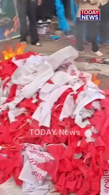 Sfi യുടെ കൊടി തോരണങ്ങൾ കൂട്ടിയിട്ട് കത്തിച്ച് udsf