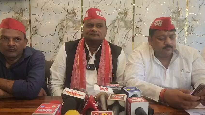 #अलीगढ़ में सपा की व्यापारी प्रेसवार्ता में महंगी बिजली, GST, छापेमारी, सुरक्षा और साइबर ठगी का मुद्दा उठा; सरकार बनने पर समयबद्ध समाधान और व्यापारियों के लिए सुविधाएं बढ़ाने का दावा
#AligarhNews #SamajwadiParty #VyaparSabha #Aligarh #PDA