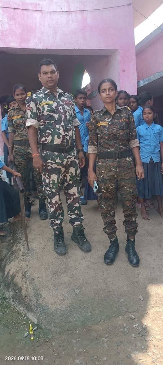 ‘पुलिस दीदी’ टीम ने संभाली सुरक्षा की कमान, स्कूल-बाजारों में सघन पेट्रोलिंग
जहानाबाद : महिलाओं एवं बच्चियों की सुरक्षा को लेकर पुलिस की ओर से लगातार निगरानी बढ़ाई जा रही है। पुलिस अधीक्षक कोटा किरण कुमार के निर्देशानुसार ‘पुलिस दीदी’ टीम द्वारा बाइक एवं स्कूटी से जिले के विभिन्न क्षेत्रों में सघन पेट्रोलिंग की जा रही है। टीम के सदस्य स्कूलों, बाजारों और अन्य संवेदनशील स्थानों पर विशेष निगरानी रख रहे हैं।
पेट्रोलिंग के दौरान छात्राओं एवं महिलाओं से बातचीत कर उन्हें सुरक्षा के प्रति जागरूक किया जा रहा है। वहीं, बच्चों को भी किसी प्रकार की परेशानी होने पर तत्काल पुलिस की मदद लेने के लिए प्रेरित किया जा रहा है। स्कूलों के आसपास विशेष सतर्कता बरतते हुए संदिग्ध गतिविधियों पर नजर रखी जा रही है।
पुलिस अधिकारियों ने बताया कि ‘पुलिस दीदी’ टीम का उद्देश्य महिलाओं एवं बच्चियों में सुरक्षा की भावना मजबूत करना और जरूरत के समय उन्हें पुलिस सहायता उपलब्ध कराना है। विभिन्न क्षेत्रों में नियमित पेट्रोलिंग के माध्यम से पुलिस की मौजूदगी बढ़ाई जा रही है।