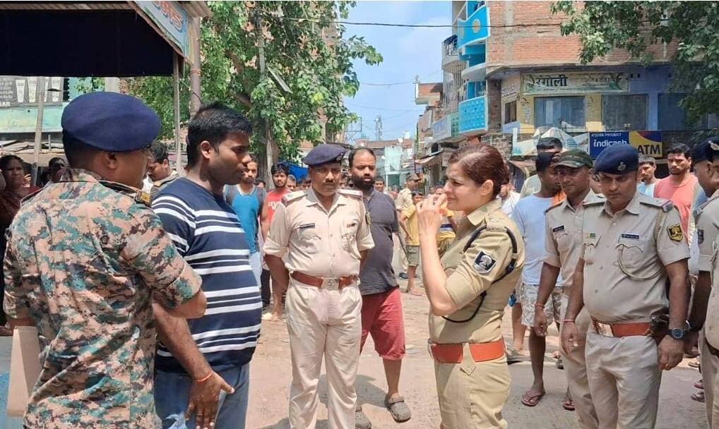 किंजर बाजार में बड़ी चोरी से दहशत, ज्वेलरी दुकान से 90 लाख का माल उड़ाया
अरवल किंजर बाजार में लगातार हो रही चोरी की छोटी घटनाओं के बीच बुधवार की रात चोरों ने बड़ी वारदात को अंजाम देकर व्यवसायियों की चिंता बढ़ा दी। किंजर चौक स्थित परमानंद एंड सोनी ज्वेलर्स का शटर तोड़कर चोर दुकान में घुसे और लॉकर खोलकर करीब 400 ग्राम सोने के आभूषण, आठ किलो चांदी तथा करीब 10 लाख रुपये नकद ले गए। दुकानदार के अनुसार चोरी गए सामान की अनुमानित कीमत करीब 90 लाख रुपये है।
गुरुवार सुबह दुकान खोलने पहुंचे संचालक परमानंद सोनी ने शटर क्षतिग्रस्त देखा। अंदर जाने पर ज्वेलरी का लॉकर खुला मिला और उसमें रखे आभूषण गायब थे। घटना की जानकारी मिलते ही आसपास के दुकानदार मौके पर पहुंच गए। जांच के दौरान दुकान के समीप लगे सीसीटीवी कैमरे का तार भी कटा मिला।
सूचना पर किंजर थानाध्यक्ष अविनाश कुमार पुलिस टीम के साथ पहुंचे और घटनास्थल का निरीक्षण किया। साक्ष्य सुरक्षित रखने के लिए दुकान के आसपास घेरा बनाया गया। पुलिस ने एफएसएल और डॉग स्क्वायड को भी बुलाया। एफएसएल टीम ने मौके से आवश्यक साक्ष्य जुटाए, जबकि बाद में पहुंची डॉग स्क्वायड टीम ने भी जांच की।
शुक्रवार को अरवल पुलिस अधीक्षक डॉ. नवजोत सिमी ने भी घटनास्थल पर पहुंचकर मामले की जानकारी ली। दुकानदार ने थाने में लिखित शिकायत देकर चोरी गए सामान का विवरण पुलिस को दिया है।
घटना के बाद बाजार के व्यवसायियों में दहशत है। दुकानदारों का कहना है कि पहले बाजार में खाद्य सामग्री, फल और दुकानों में रखी नकदी जैसी छोटी चोरियां हो रही थीं, लेकिन अब इतनी बड़ी चोरी ने सुरक्षा व्यवस्था पर सवाल खड़े कर दिए हैं। पुलिस का कहना है कि विभिन्न स्तरों से जांच की जा रही है और साक्ष्यों के आधार पर मामले के उद्भेदन का प्रयास जारी है।