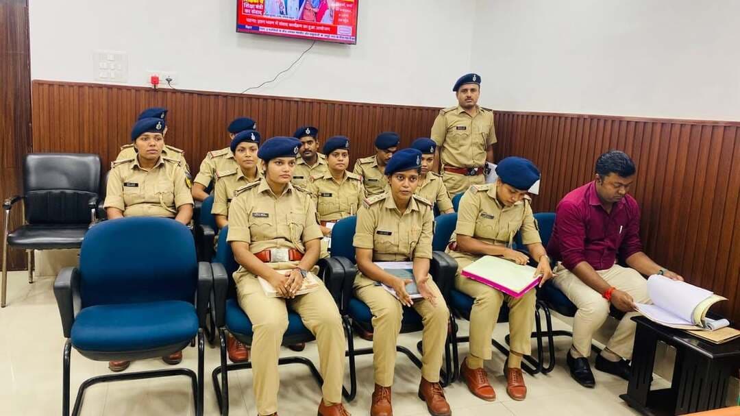 प्रशिक्षु पुलिस पदाधिकारियों के प्रशिक्षण की एसपी ने की समीक्षा
जहानाबाद : पुलिस अधीक्षक कोटा किरण कुमार ने शुक्रवार को अपने कार्यालय कक्ष में प्रशिक्षु पुलिस पदाधिकारियों के प्रशिक्षण की समीक्षा की। इस दौरान प्रशिक्षण में शामिल विषयों, उसकी उपयोगिता तथा पुलिस कार्यों में प्रशिक्षण से प्राप्त ज्ञान और कौशल के प्रभावी क्रियान्वयन की जानकारी ली गई।
एसपी ने प्रशिक्षु पुलिस पदाधिकारियों को प्रशिक्षण के दौरान प्राप्त ज्ञान एवं कौशल का उपयोग दैनिक कार्यों में प्रभावी ढंग से करने का निर्देश दिया। उन्होंने कहा कि पुलिस पदाधिकारी अपने कर्तव्यों का निर्वहन पूरी निष्ठा, अनुशासन और जवाबदेही के साथ करें। प्रशिक्षण में मिली जानकारी को व्यवहारिक पुलिस कार्यों में लागू करने पर भी विशेष जोर दिया गया।