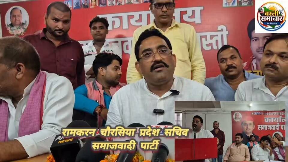 पुण्यतिथि पर समाजवादियों ने बाबू शिवदयाल चौरसिया को किया नमन
बाबू शिवदयाल के संघर्षों से प्रेरणा ले नई पीढ़ी : महेन्द्रनाथ यादव
बस्ती। शुक्रवार को समाजवादी पार्टी कार्यालय पर पूर्व राज्यसभा सदस्य एवं समाज सुधारक बाबू शिवदयाल सिंह चौरसिया की पुण्यतिथि पर श्रद्धांजलि सभा आयोजित की गई। सपा जिलाध्यक्ष एवं विधायक महेन्द्रनाथ यादव सहित उपस्थित लोगों ने उनके चित्र पर माल्यार्पण कर उन्हें नमन किया और उनके व्यक्तित्व एवं कृतित्व को याद किया।
सपा जिलाध्यक्ष महेन्द्रनाथ यादव ने कहा कि बाबू शिवदयाल सिंह चौरसिया ने पिछड़ों के आर्थिक, शैक्षिक, सामाजिक एवं राजनीतिक उत्थान के लिए आजीवन संघर्ष किया। उन्होंने वंचितों, शोषितों और कमजोर वर्गों को उनका अधिकार दिलाने के लिए विपरीत परिस्थितियों में भी संघर्ष जारी रखा। उन्होंने कहा कि नई पीढ़ी को बाबू शिवदयाल चौरसिया के संघर्ष और योगदान से प्रेरणा लेनी चाहिए। उनके विचार आज भी प्रासंगिक हैं।
कार्यक्रम में लोकतंत्र के स्वतंत्रता सेनानी एवं गार्ड ऑफ ऑनर सम्मान से सम्मानित रामफेर चौरसिया तथा रामनगर-रुधौली विधानसभा क्षेत्र से कई बार विधायक और योजना आयोग के उपाध्यक्ष रहे राम ललित चौधरी के निधन पर दो मिनट का मौन रखकर श्रद्धांजलि अर्पित की गई।
वक्ताओं ने कहा कि बाबू शिवदयाल सिंह चौरसिया ने राष्ट्रीय स्तर पर गरीबों, दलितों, शोषितों एवं पिछड़े वर्गों को सामाजिक, आर्थिक, शैक्षिक और राजनीतिक रूप से जागरूक करने का महत्वपूर्ण कार्य किया। वर्ष 1929 में उन्होंने ‘बैकवर्ड क्लासेस लीग’ की स्थापना की थी। 18 सितंबर 1995 को उनके निधन के बाद भी सामाजिक न्याय के लिए उनका योगदान लोगों को प्रेरित करता रहा है।
कार्यक्रम संयोजक रामकरन चौरसिया ने कहा कि बाबू शिवदयाल चौरसिया को सच्ची श्रद्धांजलि यही होगी कि सामाजिक न्याय की आवाज को मजबूत किया जाए तथा समाजवादी विचारधारा को जन-जन तक पहुंचाया जाए।
कार्यक्रम की अध्यक्षता कर रहे मिथलेश चौरसिया ने कहा कि बाबू शिवदयाल चौरसिया अपने समय के कानूनविद, क्रांतिकारी, समाज सुधारक और पिछड़ों एवं शोषितों के हितचिंतक थे। उन्होंने कमजोर वर्गों को निःशुल्क न्याय दिलाने के उद्देश्य से वर्ष 1953 में सेंट्रल लीगल एंड सोसायटी की स्थापना की। अपने संसदीय कार्यकाल में उन्होंने संविधान में संशोधन कराकर लोक अदालतों के मार्ग को प्रशस्त करने में भी योगदान दिया।
इस अवसर पर सपा विधायक राजेन्द्र चौधरी, कविन्द्र चौधरी ‘अतुल’, राजेन्द्र चौरसिया, पूर्व विधायक राजमणि पाण्डेय, दयाशंकर मिश्र, मो. स्वालेह, अरविन्द गोंड़, विजय विक्रम आर्य, गीता भारती, राजाराम यादव, मो. सलीम, अमित गोंड़, जमील अहमद, निजामुद्दीन, समीर चौधरी, जावेद पिंडारी, रामशंकर निराला, संजय गौतम, अखिलेश यादव, रामशंकर चौरसिया, शकुन्तला चौरसिया, मो. हारिश, पिंटू चौरसिया, विपिन त्रिपाठी, अजय यादव, ज्ञानी चौरसिया, बैजनाथ चौरसिया, वृजेन्द्र जायसवाल, रामस्वारथ चौरसिया सहित सपा के अनेक पदाधिकारी, कार्यकर्ता एवं समाज के लोग मौजूद रहे।
पुण्यतिथि पर मयंक चौरसिया, लक्ष्मन चौरसिया, अरविन्द सोनकर, सुखराम चौरसिया, राजेश चौरसिया, दीनानाथ, जगनरायन चौरसिया, रामपाल चौरसिया, रामजग चौरसिया, मेहीलाल चौरसिया, अंकित चौरसिया, विजय चौरसिया, शिवम चौरसिया, सुदीप, मनोज, मिठ्ठू, जितेन्द्र चौरसिया, रामस्वरूप चौरसिया, रामनाथ चौरसिया, बेचन चौरसिया, सुभाष चौरसिया, रमेश, कमला प्रसाद, राम किशोर चौरसिया, अशोक, रामपति चौरसिया, सन्तराम चौरसिया, सन्तोष चौरसिया, चन्दन, शिवपूजन चौरसिया, प्रमोद, अजय चौरसिया सहित बड़ी संख्या में लोग उपस्थित रहे।