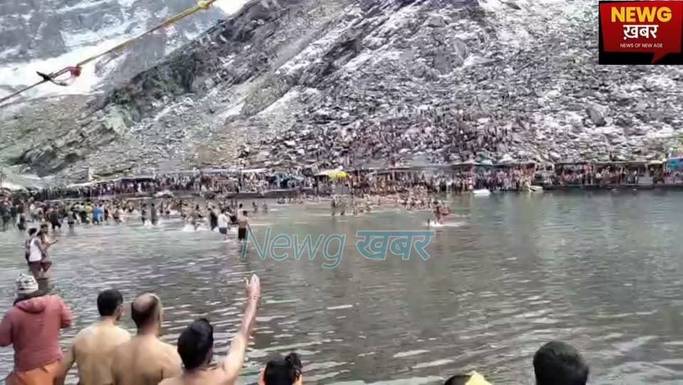 मणीमहेश यात्रा के दौरान प्राचीन परंपरा को निभाते हुए आज भगवान शिव के गुर (चेलों) ने तोड़ा डल। झील पार करने को स्थानीय भाषा में डल तोड़ना कहते हैं। इस परंपरा के पश्चात ही राधाष्टमी का शाही स्नान शुरू होता है।