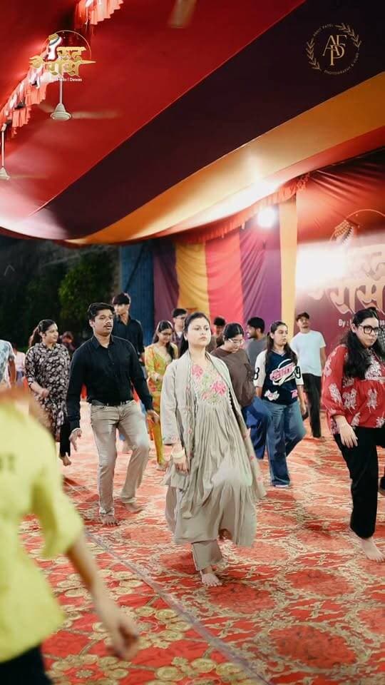 सीखिये रुद्ररास पारंपरिक गरबा महोत्सव के साथ *पारंपरिक गरबा*
💃 प्रैक्टिस सेशन: 10 सितम्बर – 10 अक्टूबर
⏰ बैच 1: शाम 7:00 – 8:30 बजे
⏰ बैच 2: शाम 8:30 – 10:00 बजे
🎁*खास बोनस: 3-दिन के पारंपरिक गरबा महोत्सव पास बिल्कुल फ्री! 🥁✨*
📞 रजिस्ट्रेशन के लिए: 75666 95280