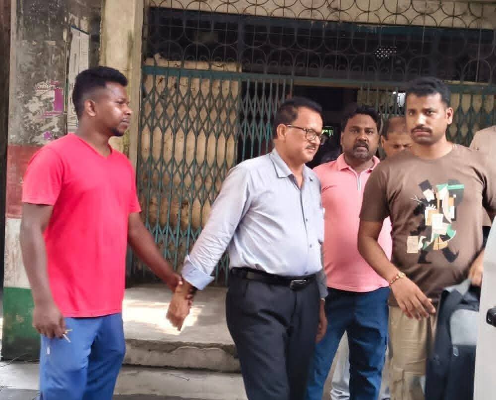 बोकारो थर्मल थाना क्षेत्र अंतर्गत सीसीएल कथारा एरिया की गोविंदपुर परियोजना कार्यालय में आज शुक्रवार सुबह धनबाद सीबीआई की टीम ने एक बड़ी कार्रवाई की. इंस्पेक्टर रघुनाथ कुमार के नेतृत्व में पहुंची सीबीआई की टीम ने सुबह छापेमारी कर CMPF डीलिंग क्लर्क मेघलाल महतो और पेंशन डीलिंग क्लर्क मोहम्मद इम्तियाज को 18 हजार रुपये की रिश्वत लेते हुए रंगे हाथ धर दबोचा. दोनों कर्मियों को गिरफ्तार करने के बाद सीबीआई की टीम अपने साथ ले गई है.