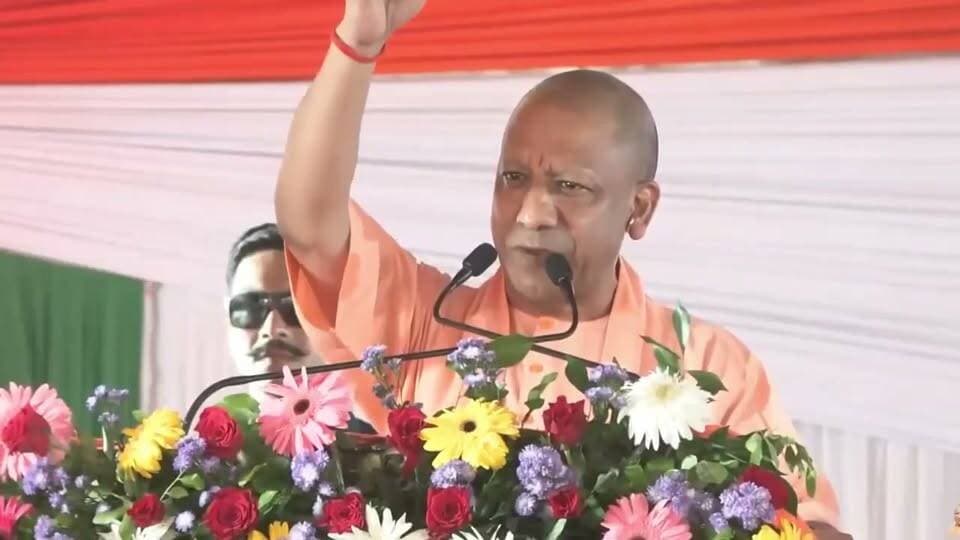 युवाओं के लिए बड़ा ऐलान! UP में 19 सितंबर से शुरू होगा ‘नौकरी देने का दौर’, 1 लाख युवाओं को मिलेगी सरकारी नौकरी उत्तर प्रदेश के मुख्यमंत्री योगी आदित्यनाथ ने प्रदेश के बेरोजगार युवाओं के लिए एक बड़ी घोषणा की है। विधानसभा चुनाव से पहले राज्य सरकार अगले 6 महीनों के भीतर 1 लाख युवाओं को सरकारी नौकरी उपलब्ध कराएगी। सीएम योगी के अनुसार, नौकरी देने की यह नई प्रक्रिया 19 सितंबर से शुरू होने जा रही है। बड़ी बातें: 19 सितंबर से प्रक्रिया शुरू: प्रदेश में नौकरियों का नया अभियान 19 तारीख से शुरू होगा, जिसमें अकेले पुलिस और होमगार्ड विभाग में ही 77,000 पदों पर भर्ती शामिल है। अब तक 9.5 लाख नौकरियां: मुख्यमंत्री ने कहा कि उनकी सरकार अब तक पारदर्शी तरीके से 9.5 लाख से अधिक युवाओं को सरकारी नौकरियां दे चुकी है। बिना भेदभाव रोजगार: सरकार का दावा है कि नियुक्ति प्रक्रिया पूरी तरह पारदर्शी और बिना किसी सिफारिश के संपन्न कराई जाएगी। 📹 वीडियो क्रेडिट: सोशल मीडिया #CMYogi #UPGovernment ##UKJobs #UPNews #sarkarinaukri #YogiAdityanath