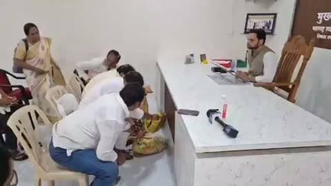 नासिक में अनोखा विरोध - नगर पंचायत अधिकारी की टेबल पर छोड़े आवारा कुत्ते।
दैनिक वीरधरा राजस्थान।
नासिक। महाराष्ट्र के नासिक जिले के निफाड में आवारा कुत्तों के आतंक से परेशान होकर शिवसेना (UBT) की युवा सेना ने अनोखा विरोध किया।
युवासेना जिलाप्रमुख विक्रम रंधवे के नेतृत्व में कार्यकर्ता 2 बोरियों में 4-5 आवारा कुत्ते (पिल्ले) भरकर सीधे नगर पंचायत के मुख्याधिकारी धीरज भामरे के दफ्तर पहुंच गए और उनकी टेबल पर ही कुत्तों को छोड़ दिया।
प्रदर्शनकारियों का आरोप था कि पिछले 6 महीने से शिकायत कर रहे हैं, हर महीने 100 से ज्यादा लोग कुत्तों के काटने से घायल हो रहे हैं, बच्चे, महिलाएं, बुजुर्ग और दोपहिया चालक सबसे ज्यादा परेशान हैं, लेकिन प्रशासन सिर्फ टेंडर-टेंडर कह रहा है। गुस्से में कार्यकर्ताओं ने अधिकारी की टेबल पर नोटों की माला भी रख दी।
अधिकारी ने कहा कि कुत्तों को पकड़ने और नसबंदी के लिए 2 बार टेंडर निकाला जा चुका है।
इस वीडियो के वायरल होने क�