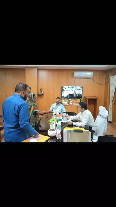 जनता दरबार में समस्याओं की सुनवाई और ट्रैक निर्माण की घोषणा
जनता दरबार में आमजनों की समस्याओं को सुना गया और संबंधित अधिकारियों को त्वरित कार्रवाई के निर्देश दिए गए। युवाओं की मांग पर गांधी मैदान एवं संत कोलंबस मैदान में सिंथेटिक ट्रैक निर्माण के लिए जल्द पहल का आश्वासन दिया गया।
जिला प्रशासन ने जनसमस्याओं के गुणवत्तापूर्ण समाधान को अपनी प्राथमिकता बताया। इस दौरान प्रशासन ने विभिन्न मुद्दों पर तेजी से काम करने का संकल्प व्यक्त किया।