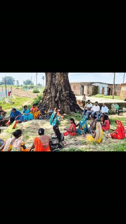 कटकमसांडी: बांस कला प्रशिक्षण की शुरुआत
कटकमसांडी के उलांज (पुण्डबुरू) में बांस कला प्रशिक्षण कार्यक्रम की शुरुआत की गई है। इस प्रशिक्षण में 27 महिलाओं को 15 दिनों तक बांस कला की तकनीक सिखाई जाएगी।
प्रशिक्षण के दौरान महिलाओं को टूलकिट और कच्चा माल भी प्रदान किया जाएगा। प्रशिक्षण पूरा होने के बाद, उन्हें वर्क ऑर्डर, आर्टिजन कार्ड और विपणन में सहायता दी जाएगी, जिससे उन्हें स्वरोजगार के अवसर प्राप्त होंगे।