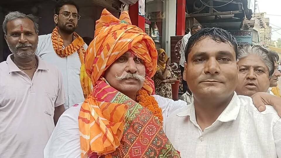 #बृजनगर नगरपालिका के निर्विरोध चुने गए नवनिर्वाचित पालिकाध्यक्ष भानू सोनी का कस्बे के मुख्य बाजार में ढ़ोल नगाड़ो के साथ भव्य स्वागत किया गया एवं जगह जगह आतिशबाजी कर खुशी मनाई एवं मिठाई बांटी गई।