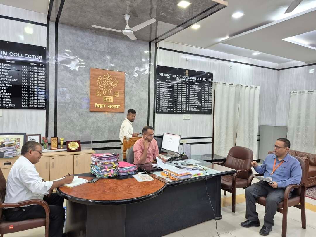 *जिला पदाधिकारी ने आईओसी के पदाधिकारियों के साथ की बैठक, पाइपलाइन की सुरक्षा एवं घर-घर गैस आपूर्ति को लेकर दिए आवश्यक निर्देश* *
================
छपरा, 18 सितंबर 2026
================
जिला पदाधिकारी, सारण श्री वैभव श्रीवास्तव की अध्यक्षता में आज इंडियन ऑयल कॉरपोरेशन (आईओसी) के पदाधिकारियों के साथ बैठक आयोजित की गई। बैठक में जिले में पाइपलाइन की सुरक्षा, पाइपलाइन के आसपास पक्के निर्माण एवं वृक्षारोपण तथा नगर क्षेत्र में पाइपलाइन के माध्यम से घर-घर गैस आपूर्ति से संबंधित विभिन्न बिंदुओं पर विस्तृत चर्चा की गई। इस दौरान जिला पदाधिकारी द्वारा संबंधित पदाधिकारियों को आवश्यक दिशा-निर्देश दिए गए।
*पाइपलाइन की सुरक्षा एवं आरओडब्ल्यू क्षेत्र में निर्माण*
बैठक में आईओसी के पदाधिकारियों द्वारा बताया गया कि पाइपलाइन के ऊपर आरओडब्ल्यू (Right of Way) क्षेत्र में कुछ स्थानों पर पक्के निर्माण किए गए हैं। ऐसे निर्माण से भविष्य में पाइपलाइन के क्षतिग्रस्त होने की आशंका रहती है, जिससे जनसुरक्षा, संपत्ति एवं पाइपलाइन की सुरक्षा प्रभावित हो सकती है। जिला पदाधिकारी ने ऐसे स्थलों को चिह्नित कर नियमानुसार आवश्यक कार्रवाई सुनिश्चित करने का निर्देश दिया।
*पाइपलाइन के आसपास बड़े पेड़ों के रोपण पर आवश्यक कार्रवाई*
पाइपलाइन के आसपास बड़े पेड़ लगाए जाने से उनकी जड़ों के कारण भविष्य में पाइपलाइन को नुकसान पहुंचने की आशंका के संबंध में भी चर्चा की गई। जिला पदाधिकारी ने संबंधित मामलों को चिह्नित करने तथा नियमानुसार आवश्यक कार्रवाई सुनिश्चित करने का निर्देश दिया।
*थाना एवं अंचल स्तर पर समन्वय स्थापित करने का निर्देश*
मुफस्सिल थाना एवं एकमा थाना क्षेत्र सहित अन्य संबंधित स्थलों पर पाइपलाइन की सुरक्षा से जुड़े मामलों के समाधान के लिए जिला पदाधिकारी ने आईओसी के पदाधिकारियों को संबंधित अंचल अधिकारियों एवं थाना प्रभारियों के साथ समन्वय स्थापित कर आवश्यक कार्रवाई करने का निर्देश दिया।
उन्होंने संबंधित थाना प्रभारियों को भी पाइपलाइन की सुरक्षा से जुड़े मामलों को गंभीरता से लेते हुए नियमानुसार कार्रवाई सुनिश्चित करने को कहा।
*
*पाइपलाइन चोरी के मामलों की समीक्षा*
*
बैठक में पाइपलाइन चोरी से संबंधित मामलों की भी समीक्षा की गई। जिला पदाधिकारी ने अभियोजन स्वीकृति से संबंधित लंबित मामलों की स्थिति की जानकारी ली तथा लंबित मामलों में नियमानुसार शीघ्र कार्रवाई सुनिश्चित करने का निर्देश दिया।
उन्होंने उपलब्ध तथ्यों के आधार पर संबंधित विधिक प्रावधानों के तहत कार्रवाई करने तथा आवश्यकता होने पर एक्सप्लोसिव एक्ट सहित अन्य लागू धाराओं के अंतर्गत भी नियमानुसार कार्रवाई सुनिश्चित करने को कहा।
*नगर क्षेत्र में घर-घर पाइपलाइन से गैस आपूर्ति*
नगर क्षेत्र के वार्ड संख्या 3 एवं 4 में प्राथमिकता के आधार पर पाइपलाइन के माध्यम से घर-घर गैस आपूर्ति की दिशा में किए जा रहे कार्यों एवं प्रयासों की समीक्षा की गई।
जिला पदाधिकारी ने निर्देश दिया कि पाइपलाइन बिछाने एवं गैस आपूर्ति से संबंधित कार्यों के दौरान आम नागरिकों को किसी प्रकार की असुविधा न हो तथा कार्य को समन्वय एवं व्यवस्थित तरीके से पूरा किया जाए।
*समन्वित वर्क प्लान तैयार करने का निर्देश*
जिला पदाधिकारी ने आईओसी के पदाधिकारियों को निर्देशित किया कि अपने प्रतिनिधियों के साथ नगर आयुक्त से समन्वय स्थापित करते हुए बैठक आयोजित कर एक समन्वित वर्क प्लान तैयार करें। इससे पाइपलाइन बिछाने एवं घर-घर गैस आपूर्ति का कार्य व्यवस्थित, सुचारू एवं प्रभावी ढंग से कराया जा सकेगा।
**सारण जिले में पाइपलाइन का विस्तार*
*
बैठक में बताया गया कि वर्तमान में सारण जिले के 10 थाना क्षेत्रों से होकर लगभग 66 किलोमीटर लंबी पाइपलाइन गुजर रही है। इसके अंतर्गत डोरीगंज, गरखा, मुफस्सिल, जलालपुर, कोपा, रिविलगंज, दाउदपुर, एकमा, मांझी एवं रसूलपुर थाना क्षेत्र शामिल हैं।
इस पाइपलाइन के अंतर्गत जिले के कुल 66 गांव आच्छादित हैं। पाइपलाइन रायपुर बिनगांवा से प्रारंभ होकर छपरैठी तक जाती है।
बैठक में पाइपलाइन की सुरक्षा, विधिक कार्रवाई एवं नगर क्षेत्र में घर-घर गैस आपूर्ति से संबंधित कार्यों को प्रभावी ढंग से संचालित करने हेतु आवश्यक दिशा-निर्देश दिए गए।
