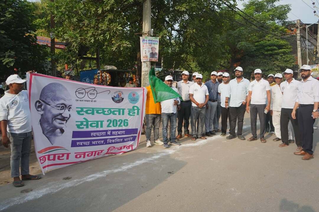 स्वच्छता ही सेवा कार्यक्रम के तहत बृजकिशोर किंडरगार्डन में जागरूकता कार्यक्रम आयोजित
छपरा, 18 सितंबर 2026।
छपरा नगर निगम द्वारा “स्वच्छता ही सेवा” कार्यक्रम के तहत आज बृजकिशोर किंडरगार्डन में विद्यार्थियों के बीच स्वच्छता एवं ठोस अपशिष्ट प्रबंधन को लेकर जागरूकता कार्यक्रम आयोजित किया गया। कार्यक्रम का उद्देश्य बच्चों को स्वच्छता के प्रति जागरूक करने के साथ-साथ घर एवं आसपास निकलने वाले कचरे के उचित पृथक्करण और प्रबंधन की जानकारी देना था।
कार्यक्रम के दौरान बच्चों को Four Stream Source Segregation (चार धाराओं में स्रोत पर कचरा पृथक्करण) के बारे में विस्तारपूर्वक जानकारी दी गई। बच्चों को बताया गया कि कचरे को स्रोत पर ही निर्धारित श्रेणियों के अनुसार अलग-अलग रखना स्वच्छ एवं स्वस्थ शहर के निर्माण में महत्वपूर्ण भूमिका निभाता है। बच्चों को यह भी समझाया गया कि गीला एवं सूखा कचरा सहित विभिन्न प्रकार के कचरे को निर्धारित व्यवस्था के अनुसार अलग-अलग रखना चाहिए, ताकि कचरे का बेहतर प्रसंस्करण एवं पुनर्चक्रण सुनिश्चित किया जा सके।
नगर निगम के पदाधिकारियों द्वारा बच्चों को स्वच्छता को अपनी दैनिक आदतों में शामिल करने, कूड़ा इधर-उधर नहीं फेंकने तथा अपने परिवार और आसपास के लोगों को भी स्वच्छता एवं कचरा पृथक्करण के लिए प्रेरित करने का संदेश दिया गया।
इस अवसर पर विद्यार्थियों को स्वच्छता की शपथ भी दिलाई गई। बच्चों ने स्वच्छता बनाए रखने, सार्वजनिक स्थानों पर कचरा नहीं फैलाने तथा अपने घर, विद्यालय एवं आसपास के क्षेत्र को स्वच्छ रखने का संकल्प लिया।
कार्यक्रम के अंतर्गत बच्चों के बीच “स्वच्छता ज्ञान यात्रा” का भी आयोजन किया गया। इसके माध्यम से विद्यार्थियों को स्वच्छता, कचरा पृथक्करण एवं पर्यावरण संरक्षण से संबंधित महत्वपूर्ण जानकारियां रोचक एवं सरल तरीके से प्रदान की गईं। बच्चों ने उत्साहपूर्वक कार्यक्रम में भाग लिया और स्वच्छता संबंधी संदेशों को समझने में रुचि दिखाई।
कार्यक्रम में महापौर, उप महापौर के प्रतिनिधि, उप नगर आयुक्त, स्वच्छता पदाधिकारी, सिटी मैनेजर तथा विद्यालय के प्राचार्य सहित विद्यालय के शिक्षकगण एवं विद्यार्थी उपस्थित रहे।
नगर निगम पदाधिकारियों ने कहा कि बच्चों को स्वच्छता के प्रति जागरूक करना एक प्रभावी पहल है, क्योंकि बच्चे अपने परिवार एवं समाज में स्वच्छता के संदेश के महत्वपूर्ण वाहक बन सकते हैं। ऐसे जागरूकता कार्यक्रमों के माध्यम से स्वच्छता को जन-आंदोलन का रूप देने तथा छपरा शहर को स्वच्छ एवं सुंदर बनाने में नागरिकों की भागीदारी सुनिश्चित की जा सकती है।