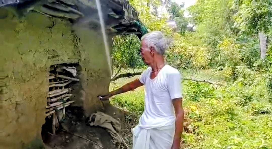 *জমি বিক্রির ১৩ লক্ষ টাকা নিয়ে চম্পট দিল চোর! রাতের অন্ধকারে ফ্রেজারগঞ্জে বৃদ্ধের বাড়িতে দুঃসাহসিক চুরি*
অমিত মণ্ডল, ফ্রেজারগঞ্জ:নতুন বাড়ি তৈরি করার স্বপ্ন ছিল। সেই জন্যই নিজের জমি বিক্রি করে বাড়িতে রেখেছিলেন ১৩ লক্ষ ৬০ হাজার টাকা। কিন্তু রাতের অন্ধকারে জানালা ভেঙে সেই স্বপ্ন চুরি হয়ে গেল! দক্ষিণ ২৪ পরগনার ফ্রেজারগঞ্জ কোস্টাল থানার অন্তর্গত অমরাবতী গ্রামে এক বৃদ্ধের বাড়িতে এই চুরির ঘটনাকে কেন্দ্র করে বৃহস্পতিবার চাঞ্চল্য ছড়িয়েছে এলাকায়।
ফ্রেজারগঞ্জের কষতলা এলাকার বাসিন্দা ৭০ বছর বয়সী বৃদ্ধ সন্তোষ মণ্ডলের বাড়িতে বুধবার গভীর রাতে এই চুরির ঘটনাটি ঘটে।
জানা গিয়েছে, মাটির তৈরি ওই বাড়ির একটি কাঠের জানালা ভেঙে ঘরে ঢোকে চোর। এরপর ঘরে থাকা ট্রাঙ্কে জমি বিক্রির ১৩ লক্ষ ৬০ হাজার টাকা নিয়ে চম্পট দেয়।
বুধবার রাতে সন্তোষবাবুর দুই মেয়েও ওই বাড়িতে ছিলেন। বৃহস্পতিবার সকালে ঘুম থেকে উঠে বৃদ্ধ দেখেন বাড়ির জানালা ভাঙা। কিছুটা দূরে পড়ে রয়েছে টাকা রাখার ট্রাঙ্কটি, আর ভেতরের সব টাকা উধাও!
সর্বস্বান্ত হয়ে বৃহস্পতিবার ফ্রেজারগঞ্জ কোস্টাল থানায় একটি লিখিত অভিযোগ দায়ের করেন সন্তোষ মণ্ডল। অভিযোগ পেয়েই ঘটনাস্থলে গিয়ে তদন্ত শুরু করে পুলিশ।
কারা এই চুরির সঙ্গে যুক্ত এবং এত টাকা বাড়িতে থাকার খবর কীভাবে চোরদের কাছে পৌঁছাল, তা খতিয়ে দেখতে তদন্ত শুরু করেছে ফ্রেজারগঞ্জ কোস্টাল থানার পুলিশ।