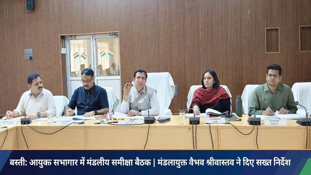 *मंडलायुक्त वैभव श्रीवास्तव ने की विकास कार्यों की समीक्षा, बोले - गुणवत्ता से कोई समझौता नहीं*
जनपद बस्ती, उत्तर प्रदेश 18 सितंबर 2026
*बस्ती।* आयुक्त सभागार में मंडलायुक्त *वैभव श्रीवास्तव* की अध्यक्षता में मंडल में संचालित विकास कार्यों एवं जनकल्याणकारी योजनाओं की प्रगति की समीक्षा बैठक आयोजित की गई। बैठक में विभिन्न विभागों के अधिकारियों ने अपने-अपने विभाग से संबंधित योजनाओं एवं परियोजनाओं की प्रगति की जानकारी प्रस्तुत की।
मंडलायुक्त ने अधिकारियों को निर्देश दिए कि शासन की प्राथमिकता वाली योजनाओं का क्रियान्वयन पूरी गंभीरता एवं पारदर्शिता के साथ सुनिश्चित किया जाए। विकास कार्यों को निर्धारित समयसीमा में गुणवत्तापूर्ण ढंग से पूरा कराया जाए तथा निर्माण कार्यों में गुणवत्ता से किसी भी प्रकार का समझौता न किया जाए। उन्होंने संबंधित अधिकारियों से लंबित परियोजनाओं के कारणों की जानकारी लेते हुए आवश्यक कार्रवाई करने के निर्देश दिए।
बैठक में *पीएम सूर्यघर, खराब ट्रांसफार्मर, प्रधानमंत्री किसान सम्मान निधि, प्रधानमंत्री फसल बीमा, एंबुलेंस व सिटी स्कैन सेवा, दुग्ध मूल्य भुगतान, दिव्यांग पेंशन, जल निगम, फैमिली आईडी, स्वच्छ भारत मिशन, पर्यटन विकास, आपरेशन कायाकल्प, अण्डा उत्पादन, मुख्यमंत्री शादी अनुदान, प्रोजेक्ट अलंकार, नई सड़कों का निर्माण, मुख्यमंत्री विवाह योजना, ओडीओपी* सहित विभिन्न विभागों द्वारा संचालित परियोजनाओं की प्रगति की समीक्षा की गई।
मंडलायुक्त ने कहा कि संबंधित विभागीय अधिकारी अपने विभाग से संबंधित योजनाओं में अपेक्षित प्रगति बनाए रखें। किसी भी स्तर पर समस्या हो तो उसका तत्काल निराकरण कराया जाए। उन्होंने जनकल्याणकारी योजनाओं का लाभ पात्र लाभार्थियों तक समय से पहुंचाने पर विशेष जोर दिया। अधिकारियों को निर्देशित किया गया कि योजनाओं के क्रियान्वयन की नियमित निगरानी की जाए और फील्ड स्तर पर स्थलीय सत्यापन भी कराया जाए। उन्होंने कहा कि शासन की योजनाओं का वास्तविक लाभ आमजन तक पहुंचाना सभी अधिकारियों की प्राथमिक जिम्मेदारी है।
बैठक का संचालन *संयुक्त विकास आयुक्त निर्मल कुमार द्विवेदी* ने किया। बैठक में *जिलाधिकारी बस्ती कृत्तिका ज्योत्सना, जिलाधिकारी संतकबीरनगर आलोक कुमार, जिलाधिकारी सिद्धार्थनगर शिवशरणप्पा जी.एन., सीडीओ सार्थक अग्रवाल, जयकेश त्रिपाठी, बलराम सिंह, वन संरक्षक रंगराजू टी, मुख्य अभियन्ता विद्युत विजय कुमार गुप्ता, अधीक्षण अभियन्ता जल निगम सौरभ सुमन, उप निदेशक अर्थ एवं संख्या पूनम, उप निदेशक समाज कल्याण राम कुमार चौरसिया, संयुक्त कृषि निदेशक रामबचन राम, संयुक्त आयुक्त उद्योग गौरव मिश्रा* सहित संबंधित विभागीय अधिकारीगण उपस्थित रहे।
संवाददाता हरी ओम प्रकाश
राष्ट्रीय हिंदी दैनिक कौटिल्य का भारत