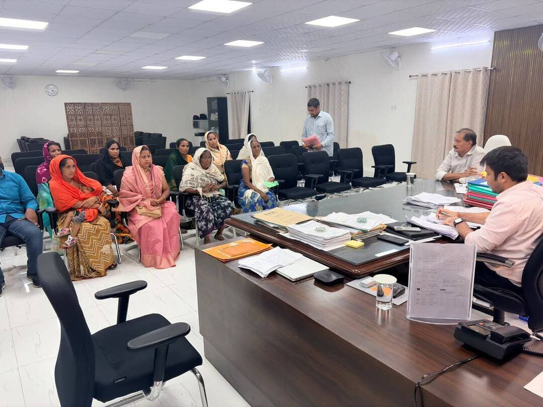 जनता दरबार में 58 आवेदनों पर त्वरित कार्रवाई के निर्देश, बसेरा-2 के लाभुकों को राहत
कैमूर में जनता की समस्याओं के त्वरित निष्पादन को लेकर जिला प्रशासन ने विशेष जन-संवाद कार्यक्रम का आयोजन किया।
समाहरणालय स्थित जिला पदाधिकारी के जनता दरबार में कुल 58 आवेदन प्राप्त हुए। डीएम ने सभी मामलों पर संज्ञान लेते हुए संबंधित अधिकारियों को समय-सीमा के भीतर निष्पादन का सख्त निर्देश दिया।
आज जिला मुख्यालय स्तर पर 15 अधिकारियों ने 6 नागरिकों से संवाद किया, जबकि 11 प्रखंडों में 19 अधिकारियों ने 47 नागरिकों की समस्याएं सुनीं।
जनता दरबार के दौरान अभियान बसेरा-2 से जुड़े 14 फरियादी भी पहुंचे। डीएम ने बताया कि भूमिहीन परिवारों को भूमि बंदोबस्ती प्रमाण-पत्र अंचल कार्यालय स्तर पर ही मिलेगा, इसके लिए राज्य कार्यालय जाने की जरूरत नहीं है। उन्होंने सभी अंचलाधिकारियों को प्रमाण-पत्र निर्गमन में तेजी लाने का निर्देश दिया।