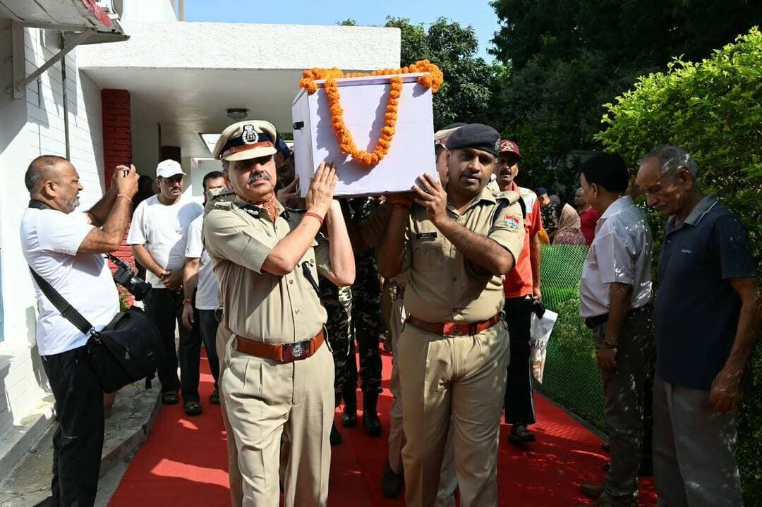 उत्तराखंड मूल के वरिष्ठ IPS अधिकारी एवं असम के पूर्व DGP बी.डी. खर्कवाल का निधन पर DGP उत्तराखंड श्री दीपम सेठ ने व्यक्त किया गहरा दुःख एवं शोक, बताया अपूरणीय क्षति
*SSP NAINITAL डॉ. मंजूनाथ टी.सी. ने हल्द्वानी स्थित आवास पर अर्पित की भावभीनी श्रद्धांजलि, नैनीताल पुलिस ने दिया Guard of Honour, शोकाकुल परिजनों के प्रति व्यक्त की गहरी संवेदना*
*उत्तराखंड के पुलिस महानिदेशक श्री दीपम सेठ IPS* ने असम- मेघालय कैडर के वर्ष 1959 बैच के वरिष्ठ IPS अधिकारी एवं असम के *पूर्व DGP बी.डी. खर्कवाल जी के 17 सितंबर 2026 की प्रातः बीमारी के चलते 90 वर्ष की आयु में निधन पर गहरा दुःख एवं शोक* व्यक्त किया है। उन्होंने स्व0 श्री बी.डी. खर्कवाल के निधन को पुलिस एवं प्रशासनिक जगत के लिए एक अपूरणीय क्षति बताते हुए शोकाकुल परिजनों के प्रति अपनी गहरी संवेदना व्यक्त की।
उनके परिवार में पत्नी *श्रीमती नीलिमा खर्कवाल, एक पुत्र और एक पुत्री हैं। उनके पुत्र श्री अमिताभ खर्कवाल* भारतीय डाक सेवा में *महानिदेशक (DG, Postal Department)* के पद से वर्ष *2024 में सेवानिवृत्त* हो चुके हैं।
*स्व0 श्री बी.डी. खर्कवाल मूल रूप से उत्तराखंड के निवासी तथा सेवानिवृत्ति के उपरांत अपने परिवार के साथ F-14, जज फार्म, धान मिल, हल्द्वानी* में निवास कर रहे थे। उनका कुमाऊं क्षेत्र एवं हल्द्वानी से लंबे समय से गहरा पारिवारिक एवं प्रशासनिक जुड़ाव रहा।
👉 *SSP नैनीताल डॉ. मंजूनाथ टी.सी., श्री गंगा सिंह उदावत,कमांडेंट SSB 57 वाहिनी सितारगंज, श्री अजय प्रताप सिंह Deputy Commandant (CRPF) हल्द्वानी, की उपस्थिति में नैनीताल पुलिस ने दी अंतिम सलामी*
दिवंगत पूर्व DGP बी.डी. खर्कवाल के आवास पर *वरिष्ठ पुलिस अधीक्षक नैनीताल डॉ. मंजूनाथ टी.सी.* की उपस्थिति में नैनीताल पुलिस, SSB, CRPF द्वारा उन्हें ससम्मान भावभीनी श्रद्धांजलि अर्पित की गई।
*SSP NAINITAL ने दिवंगत अधिकारी के पुलिस सेवा में दिए गए महत्वपूर्ण योगदान को स्मरण* करते हुए शोक व्यक्त किया तथा *शोकाकुल परिजनों के प्रति गहरी संवेदना व्यक्त की।*
तदोपरांत उनके पार्थिव शरीर को *रानीबाग स्थित चित्रशिला घाट* ले जाया गया, जहां परिजनों एवं गणमान्यजनों की उपस्थिति में *सैन्य सम्मान के साथ उनका अंतिम संस्कार* किया गया।
👉 *पूर्वोत्तर भारत में चुनौतीपूर्ण दौर में निभाई महत्वपूर्ण जिम्मेदारी*
स्व0 श्री बी.डी. खर्कवाल ने अपने दीर्घ एवं गौरवपूर्ण पुलिस सेवाकाल में पूर्वोत्तर भारत के चुनौतीपूर्ण दौर में महत्वपूर्ण दायित्वों का निर्वहन किया। असम में उग्रवाद के दौर में कानून-व्यवस्था एवं सुरक्षा व्यवस्था से जुड़े महत्वपूर्ण दायित्वों में उनकी भूमिका रही।
*नवंबर 1990 में असम में ULFA उग्रवादियों के विरुद्ध Operation Bajrang शुरू किए जाने के दौरान* वह गुवाहाटी में केंद्रीय खुफिया अधिकारियों के साथ अभियान से जुड़े प्रमुख अधिकारियों में शामिल रहे।
*वर्ष 1993-94 में उन्होंने असम के पुलिस महानिदेशक (DGP)* के रूप में सेवाएं दीं। पुलिस सेवा में उनके लंबे अनुभव, समर्पण एवं प्रशासनिक योगदान के लिए उन्हें असम-मेघालय पुलिस बल में सम्मान के साथ हमेशा स्मरण किया जाता है। उन्होंने अपने सेवाकाल में अनेक भावी पुलिस अधिकारियों का मार्गदर्शन भी किया।
*उत्तराखंड एवं कुमाऊं से भी रहा गहरा जुड़ाव*
असम में महत्वपूर्ण पुलिस सेवाएं देने के बाद बी.डी. खर्कवाल का उत्तराखंड से भी गहरा प्रशासनिक जुड़ाव रहा। उन्होंने *SSB रानीखेत* तथा *Intelligence Bureau (IB), नैनीताल* में भी सेवाएं दीं।
इस अवसर पर *एसपी सिटी श्री मनोज कुमार कत्याल, अपर पुलिस अधीक्षक श्री अमित सैनी, प्रतिसार निरीक्षक श्री हरकेश सिंह, निरीक्षक अभिसूचना श्री ज्ञानेंद्र शर्मा, प्रभारी निरीक्षक मुखानी श्री सुशील जोशी, प्रभारी निरीक्षक हल्द्वानी श्री विजय मेहता, प्रभारी निरीक्षक काठगोदाम श्री जसवीर चौहान, पीआरओ श्रीमती हेमा ऐठानी, ASI हरि सिंह SSB ट्रांजिट केम्प हल्द्वानी* सहित नैनीताल पुलिस के अधिकारी एवं पुलिस बल उपस्थित रहे।
*नैनीताल पुलिस दिवंगत पूर्व DGP बी.डी. खर्कवाल को विनम्र एवं भावभीनी श्रद्धांजलि अर्पित करती है तथा शोकाकुल परिजनों के प्रति अपनी गहरी संवेदना व्यक्त करती है। ईश्वर दिवंगत आत्मा को शांति प्रदान करें एवं परिजनों को इस अपूरणीय क्षति को सहन करने की शक्ति प्रदान करें।*