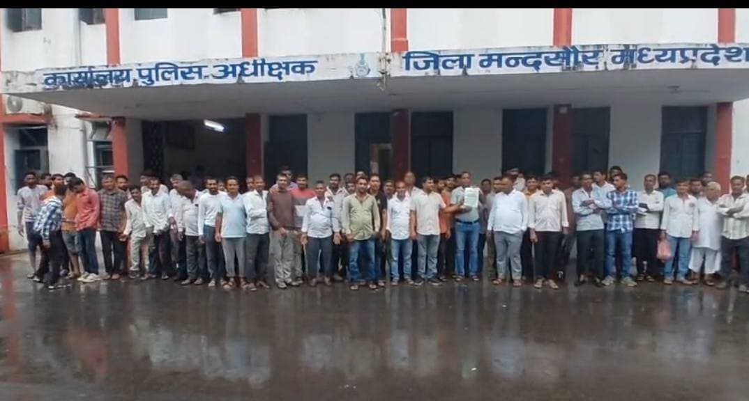 बनी के ग्रामीण एसपी कार्यालय ज्ञापन देने पहुंचे