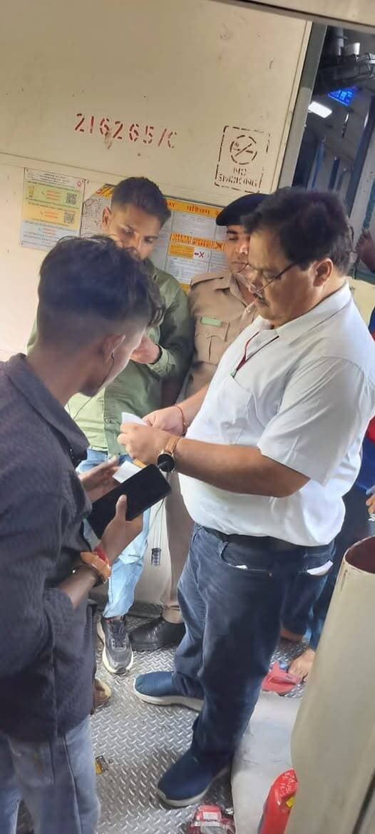 सवाई माधोपुर-बयाना सेक्शन में औचक टिकट जांच अभियान, 50 मामलों में ₹38,635 का जुर्माना
बिना टिकट एवं अनियमित यात्रा पर की गई कार्रवाई
#कोटा। यात्रियों में वैध एवं उचित टिकट के साथ यात्रा के प्रति जागरूकता बढ़ाने के उद्देश्य से सवाई माधोपुर-बयाना सेक्शन में औचक टिकट जांच अभियान चलाया गया। अभियान के दौरान कुल 50 मामले पाए गए, जिनमें नियमानुसार ₹38,635 का जुर्माना लगाया गया।
जांच में 39 बिना टिकट यात्रियों पर ₹30,990, 7 अनियमित टिकट मामलों में ₹6,745 तथा बिना बुक सामान के 4 मामलों में ₹900 का जुर्माना लगाया गया।
अभियान में टिकट जांच कर्मचारी राकेश पीपल, के.के. मीणा, देवेंद्र सिंह, हरि सिंह, शिव चरण, समय सिंह, भूर सिंह एवं रामविलास तथा रेलवे सुरक्षा बल के आरक्षक गौरव कुमार ने भाग लिया।