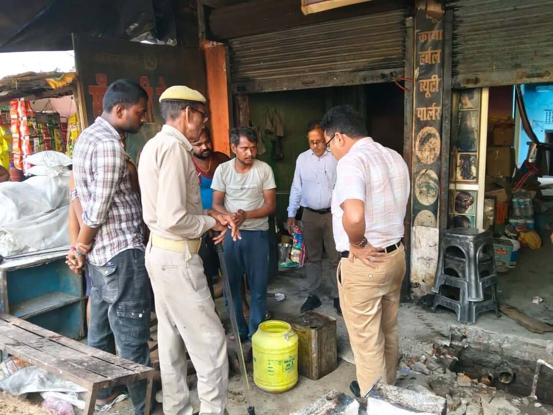 राठ कस्बे में खाद्य सुरक्षा विभाग की टीम ने खाद्य प्रतिष्ठानों एवं स्ट्रीट फूड वेंडरों का किया निरीक्षण*
*दूषित मिठाई एवं अधिक मात्रा में रंग युक्त खाद्य पदार्थ कराया गया नष्ट, जांच हेतु लिए गए नमूने*
हमीरपुर। जिलाधिकारी हमीरपुर श्री अभिषेक गोयल के निर्देशों के क्रम में खाद्य सुरक्षा एवं औषधि प्रशासन विभाग द्वारा आज राठ कस्बे में विभिन्न खाद्य प्रतिष्ठानों एवं स्ट्रीट फूड वेंडरों का निरीक्षण कर खाद्य पदार्थों की गुणवत्ता एवं स्वच्छता व्यवस्था का जायजा लिया गया।
निरीक्षण के दौरान लक्ष्मी स्वीट सेंटर का निरीक्षण किया गया। प्रतिष्ठान से बूंदी के लड्डू एवं पाम ऑयल के एक-एक नमूने जांच हेतु संग्रहित किए गए। निरीक्षण के दौरान दूषित प्रतीत हो रही बूंदी एवं अन्य मिठाइयों को मौके पर ही नष्ट कराया गया, ताकि इनके सेवन से आमजन के स्वास्थ्य पर प्रतिकूल प्रभाव न पड़े।
इसी क्रम में खाद्य पदार्थों के पथ विक्रेताओं (स्ट्रीट फूड वेंडरों) का भी निरीक्षण किया गया। निरीक्षण के दौरान वेज टिक्की में रंग की मात्रा अधिक पाए जाने पर उसे नष्ट कराया गया। खाद्य सुरक्षा विभाग द्वारा खाद्य कारोबारियों को खाद्य पदार्थों की गुणवत्ता बनाए रखने, स्वच्छता का विशेष ध्यान रखने तथा निर्धारित मानकों के अनुरूप ही खाद्य रंगों एवं अन्य सामग्री का प्रयोग करने के निर्देश दिए गए।
खाद्य सुरक्षा विभाग की टीम में डॉ. गौरी शंकर, सहायक आयुक्त खाद्य, श्री मनोज कुमार श्रीवास्तव, मुख्य खाद्य सुरक्षा अधिकारी तथा श्री मृत्युंजय कुमार, खाद्य सुरक्षा अधिकारी शामिल रहे।
विभाग द्वारा स्पष्ट किया गया कि जनपद में खाद्य पदार्थों की गुणवत्ता एवं सुरक्षित खाद्य उपलब्धता सुनिश्चित करने के उद्देश्य से खाद्य प्रतिष्ठानों एवं स्ट्रीट फूड वेंडरों का निरीक्षण एवं नमूना संग्रहण की कार्रवाई आगे भी नियमानुसार जारी रहेगी।