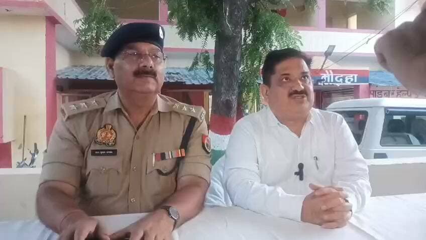 कंश वध मेला को लेकर प्रशासन ने की बैठक, सुरक्षा व व्यवस्थाओं पर मंथन
हमीरपुर के मौदहा ऐतिहासिक कंश वध मेला को लेकर शुक्रवार को मौदहा कोतवाली परिसर में प्रशासन ने संभ्रांत नागरिकों और मेला कमेटी के साथ बैठक की। बैठक में मेला रूट की साफ-सफाई, प्रकाश व्यवस्था, झांकियों और दुकानों को निर्धारित समय पर हटाने समेत सुरक्षा व्यवस्था पर चर्चा हुई।
बैठक की अध्यक्षता एसडीएम कर्णवीर सिंह और सीओ राजकुमार पाण्डेय ने संयुक्ता की एसडीएम ने कहा कि अतिसंवेदनशील अलाव मैदान में निर्धारित संख्या में ही लोगों की मौजूदगी रहेगी। अनावश्यक भीड़ या अराजकता फैलाने का प्रयास करने वालों से पुलिस सख्ती से निपटेगी।
ईओ सीमा तोमर ने मेला रूट पर बेहतर सफाई व्यवस्था का भरोसा दिलाया, जबकि विद्युत विभाग के जेई राजू प्रसाद ने प्रकाश व्यवस्था दुरुस्त रखने और जर्जर विद्युत तारों को ठीक कराने की बात कही। मेला कमेटी अध्यक्ष चिरौंजी लाल गुप्ता ने बताया कि वह कई वर्षों से मेला आयोजन में सहयोग करते आ रहे हैं।
बैठक में कोतवाली प्रभारी संतोष सिंह सहित मेला कमेटी के पदाधिकारी, सभासद वैभव सोनी और करीब आधा सैकड़ा समाज सेवी रहे मौजूद
हमीरपुर से शाहिद मसरूर पप्पू बुंदेला की रिपोर्ट