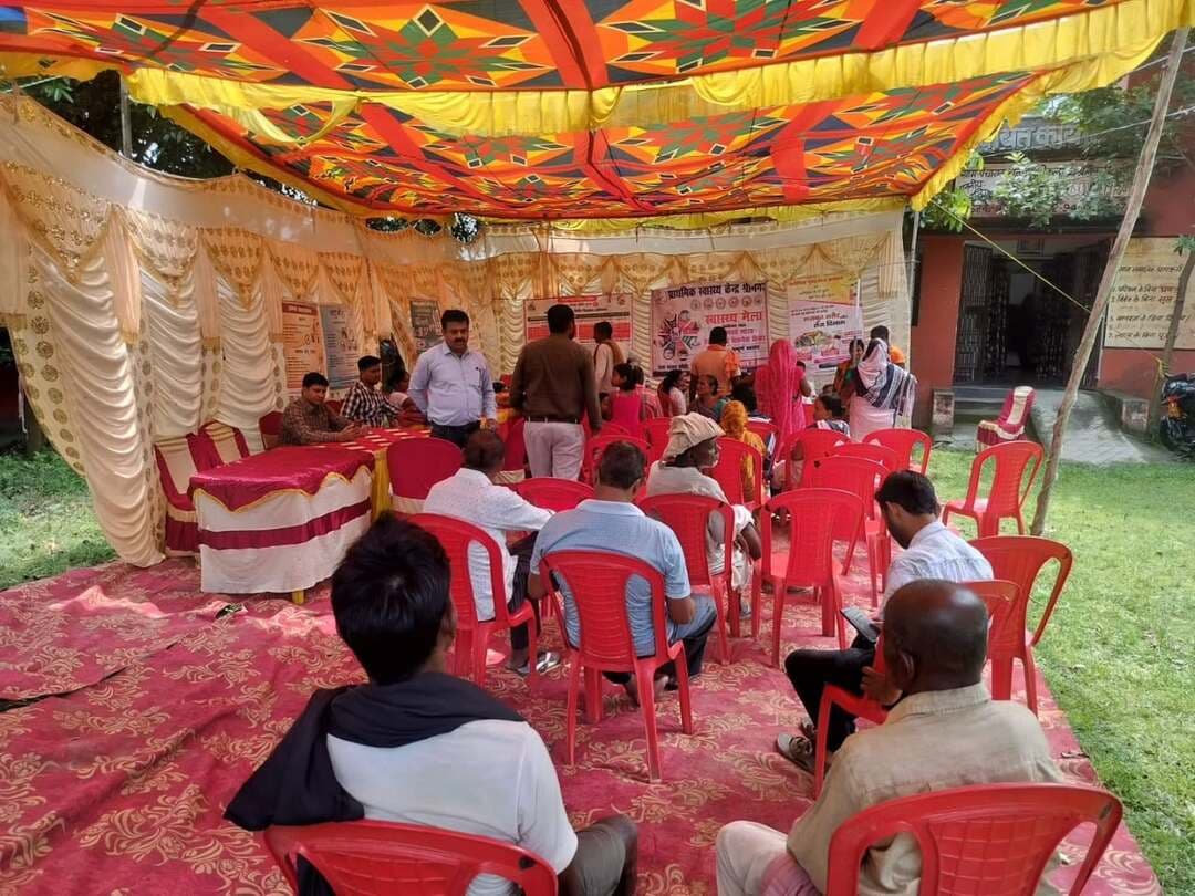 समाहरणालय पूर्णिया,
जनसंपर्क कार्यालय,
प्रेस विज्ञप्ति:-1400,
दिनांक:-18/9/2026,
==================
सेवा संकल्प अभियान के तहत् झुन्नीकला में नि:शुल्क स्वास्थ्य शिविर आयोजित, 126 ग्रामीण हुए लाभान्वित:-
श्रीनगर प्रखंड क्षेत्र के झुन्नीकला पंचायत भवन परिसर में शुक्रवार को “सेवा संकल्प अभियान – सेवा मेरा योगदान” के तहत एक दिवसीय नि:शुल्क स्वास्थ्य शिविर का सफल आयोजन किया गया।
शिविर का औपचारिक उद्घाटन झुन्नीकला पंचायत के मा०मुखिया श्री कुंदन कुमार ने रिबन काटकर किया।
इस अवसर पर श्रीनगर के प्रभारी चिकित्सा पदाधिकारी (MOIC) डॉ. दिवाकर राजपाल और प्रखंड स्वास्थ्य प्रबंधक (BHM) श्री किंकर घोष उपस्थित थे।
स्वास्थ्य शिविर का मुख्य:- उद्देश्य ग्रामीण आबादी को उनके घर के समीप बेहतर एवं आवश्यक स्वास्थ्य सुविधाएं, स्क्रीनिंग, चिकित्सकीय परामर्श और सरकारी स्वास्थ्य योजनाओं का लाभ पहुंचाना है।
दिनभर चले इस शिविर में कुल 126 मरीजों एवं लाभार्थियों की नि:शुल्क जांच कर दवाएं और परामर्श दिया गया।
शिविर में उपलब्ध कराई गई प्रमुख सेवाएं:--
सामान्य OPD एवं स्वास्थ्य जांच:-- मरीजों का नि:शुल्क शारीरिक परीक्षण एवं प्राथमिक उपचार।
गंभीर एवं संक्रामक रोग स्क्रीनिंग:- गैर-संचारी रोगों (NCD), टीबी (TB) स्क्रीनिंग तथा काला-जार, मलेरिया एवं फाइलेरिया नियंत्रण हेतु परामर्श।
अन्य स्वास्थ्य सेवाएं:--- एनमिया मुक्त भारत (AMB) सेवाएं एवं परिवार नियोजन (Family Planning) परामर्श।
डिजिटल एवं सरकारी योजनाएं:- ग्रामीणों को आयुष्मान भारत कार्ड तथा आभा (ABHA) आईडी कार्ड बनवाने एवं उससे जुड़ी जानकारियां प्रदान की गईं।
उपस्थित स्वास्थ्य दल:-
शिविर में डॉ. जयंत कुमार के नेतृत्व में स्वास्थ्यकर्मियों की टीम ने अपनी सेवाएं दीं। इनमें सीएचओ (CHO) सरिता कुमारी एवं राहुल नाई, एएनएम (ANM) निभा कुमारी, शिखा कुमारी एवं सुनीता कुमारी; एफपी काउंसलर सोहेल राजा, वीबीडीएस (VBDs) जूही तथा डाटा ऑपरेटर सुधीर कुमार शामिल थे।
स्थानीय ग्रामीणों ने इस पहल की सराहना की और स्वास्थ्य विभाग के इस प्रयास को ग्रामीण स्वास्थ्य सुधार की दिशा में एक प्रभावी कदम बताया।