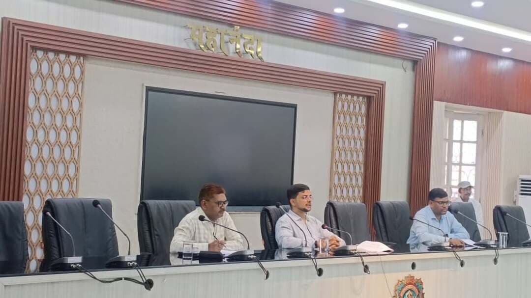 समाहरणालय पूर्णिया,
जनसंपर्क कार्यालय,
प्रेस विज्ञप्ति –1399,
दिनांक 18/9/2026,
==================
सामाजिक सुरक्षा पेंशन में 100% आधार सीडिंग सुनिश्चित करने हेतु जिलाधिकारी, पूर्णिया का विशेष निर्देश:-
:- BDO, MEO एवं बैंक समन्वयकों को संवेदनशीलता के साथ शिविर आयोजित कर लंबित मामलों के त्वरित निष्पादन का निर्देश ।
श्री अंशुल कुमार भा०प्र०से० की अध्यक्षता में सामाजिक सुरक्षा पेंशन योजनाओं के शत-प्रतिशत आधार सीडिंग एवं डी-सीडेड (Deseeded) खातों के समाधान हेतु एक महत्वपूर्ण समन्वय बैठक का आयोजन किया गया।
समीक्षा के क्रम में पाया गया कि जिले में वर्तमान में 20,211 आधार सीडिंग के मामले लंबित हैं और 2,952 खाते डी-सीडेड श्रेणी में हैं।
इनका समयबद्ध और सुगम निष्पादन सुनिश्चित करने के लिए सभी प्रखंड विकास पदाधिकारियों (BDO), शिक्षा अधिकारियों (MEO) और बैंक समन्वयकों को आपसी तालमेल के साथ कार्य करने का कई महत्वपूर्ण निर्देश दिया गया है।
सहयोगात्मक कार्यशैली:- जिलाधिकारी द्वारा स्पष्ट निर्देश दिया गया कि सभी BDO और बैंक अधिकारी एक टीम भावना की तरह समन्वय बनाकर काम करें, ताकि किसी भी बुजुर्ग, विधवा या दिव्यांग पेंशनभोगी को अनावश्यक परेशानी का सामना न करना पड़े।
घर-घर सहायता (डोर-टू-डोर कनेक्ट):-- MEO, विकास मित्र और आंगनबाड़ी कार्यकर्ताओं को विशेष जिम्मेदारी दी गई है कि वे बुजुर्गों एवं दिव्यांगों के घर जाकर आधार और पासबुक संबंधी दस्तावेज एकत्र करने में सीधी मदद करें।
बैंकों द्वारा प्राथमिकता पर कार्रवाई:--- जिला बैंक समन्वयकों को अपनी-अपनी शाखाओं में प्रखंडों और पंचायतों से प्राप्त आवेदनों को प्राथमिकता के आधार पर अविलंब अपडेट और सीड करने के निर्देश दिए गए हैं।
विशेष ध्यान देने वाले क्षेत्र:--
पूर्णिया पूर्व (1,586 लंबित), बनमनखी (1,161 लंबित), अमौर (876 लंबित) और रूपौली (1,045 लंबित) जैसे अधिक लंबित मामलों वाले प्रखंडों में विशेष शिविर लगाकर कार्य पूरा करने का निर्देश दिया गया है।
बिहार राज्य दिव्यांगता पेंशन (BR99):- 3,871 दिव्यांगजनों हेतु घर-घर जाकर सुगम सहायता प्रदान करना।
इंदिरा गांधी वृद्धावस्था एवं विधवा पेंशन (4,802 ):- पंचायत स्तर पर आसान कागजी कार्रवाई और सत्यापन।
मुख्यमंत्री वृद्धजन पेंशन (BR134) -10,045:- बैंक समन्वयकों के माध्यम से त्वरित मैपिंग एवं री-सीडिंग करने का निर्देश दिया गया है।
लक्ष्मी बाई सामाजिक सुरक्षा योजना, 1,493 :-त्वरित भौतिक सत्यापन और आधार सीडिंग। |
सर्वसाधारण एवं पेंशनभोगियों से अपील:
जिला प्रशासन पूर्णिया जिले के स