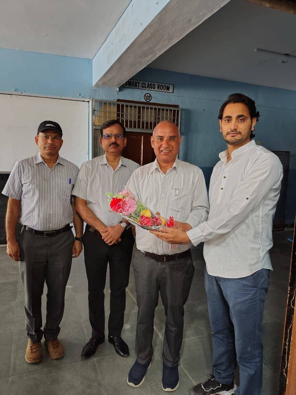 आरजीएम राजकीय महाविद्यालय जोगिंदर नगर में खेल दिवस का आयोजन
जोगिंदर नगर, शिव कुमार।
आरजीएम राजकीय महाविद्यालय, जोगिंदर नगर में आज खेल दिवस का आयोजन उत्साह एवं उमंग के साथ किया गया। कार्यक्रम का उद्देश्य विद्यार्थियों को खेलों के महत्व के प्रति जागरूक करना तथा उन्हें स्वस्थ एवं सक्रिय जीवनशैली अपनाने के लिए प्रेरित करना रहा।
कार्यक्रम में श्री प्रकाश चौहान ने मुख्य अतिथि के रूप में शिरकत की। अपने संबोधन में उन्होंने खेल दिवस के महत्व पर प्रकाश डालते हुए कहा कि खेल केवल शारीरिक स्वास्थ्य के लिए ही आवश्यक नहीं हैं, बल्कि ये व्यक्ति के अनुशासन, आत्मविश्वास, नेतृत्व क्षमता, टीम भावना, धैर्य और सकारात्मक सोच के विकास में भी महत्वपूर्ण भूमिका निभाते हैं। उन्होंने विद्यार्थियों को अपने दैनिक जीवन में खेलों एवं नियमित शारीरिक गतिविधियों को शामिल करने के लिए प्रेरित किया। उन्होंने कहा कि खेलों के माध्यम से व्यक्ति शारीरिक एवं मानसिक रूप से स्वस्थ रहने के साथ-साथ जीवन की विभिन्न चुनौतियों का सामना करने की क्षमता भी विकसित करता है।
इस अवसर पर शारीरिक शिक्षा विभाग के सहायक आचार्य ज्योति प्रकाश ने कार्यक्रम का आयोजन एवं समन्वय किया। कार्यक्रम में आंतरिक गुणवत्ता आश्वासन प्रकोष्ठ (आईक्यूएसी) के संयोजक प्रोफेसर दीपक कुमार सिंह उपस्थित रहे तथा इसके साथ खेल सलाहकार समिति के सभी सदस्य प्रोफेसर श्रवण सिंह, प्रोफेसर विशाल कुमार,नवीन कुमार, भी उपस्थित रहे और उन्होंने आयोजन को सफल बनाने में सहयोग प्रदान किया।
कार्यक्रम के दौरान विद्यार्थियों को खेलों के महत्व, स्वस्थ जीवनशैली तथा दैनिक जीवन में शारीरिक गतिविधियों की आवश्यकता के बारे में महत्वपूर्ण जानकारी दी गई। महाविद्यालय परिवार ने खेलों को विद्यार्थियों के सर्वांगीण विकास का महत्वपूर्ण माध्यम बताते हुए अधिक से अधिक विद्यार्थियों को खेल गतिविधियों में भाग लेने के लिए प्रोत्साहित किया।