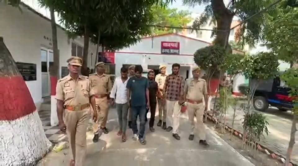 बंद घरों की रेकी, ताला तोड़कर सफाया… चार शातिर चोर गिरफ्तार, पुलिस का बड़ा खुलासा, चार जिलों में नहीं बल्कि आजमगढ़ के चार थाना क्षेत्रों की चोरी का पर्दाफाश; 5.50 लाख के जेवर, नकदी और असलहा बरामद
https://abckhabar.in/?p=8405