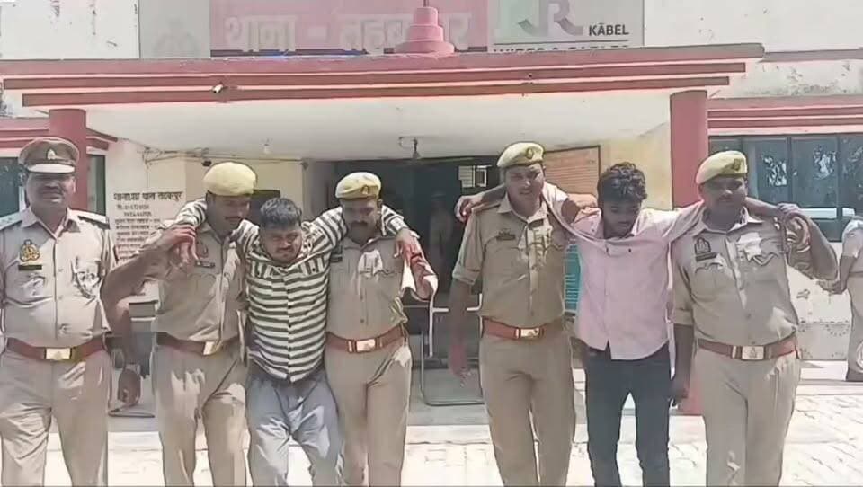 चेन लूटकर भागे बदमाशों ने दुकानदार और ग्रामीणों पर झोंकी थीं गोलियां, फिर भी नहीं बच सके, ज्वैलर्स की दुकान से 1.10 लाख की सोने की चेन लेकर भाग रहे दो बदमाशों को ग्रामीणों ने दबोचा था, चार पिस्टल-तमंचे और कारतूस और अन्य औजार बरामद, 8 अन्य की तलाश
https://abckhabar.in/?p=8402