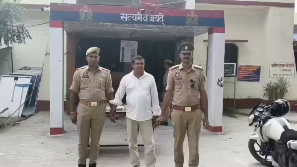 वर्दी पहनकर बना डिप्टी एसपी, वीडियो कॉल पर दिखाता था रौब; शराब ठेका दिलाने के नाम पर 90 हजार ऐंठे, दो फर्जी पुलिस आईडी, कूटरचित ठेका आवंटन पत्र और डिप्टी एसपी की वर्दी बरामद, पांचवीं पास निकला शातिर ठग
https://abckhabar.in/?p=8399
