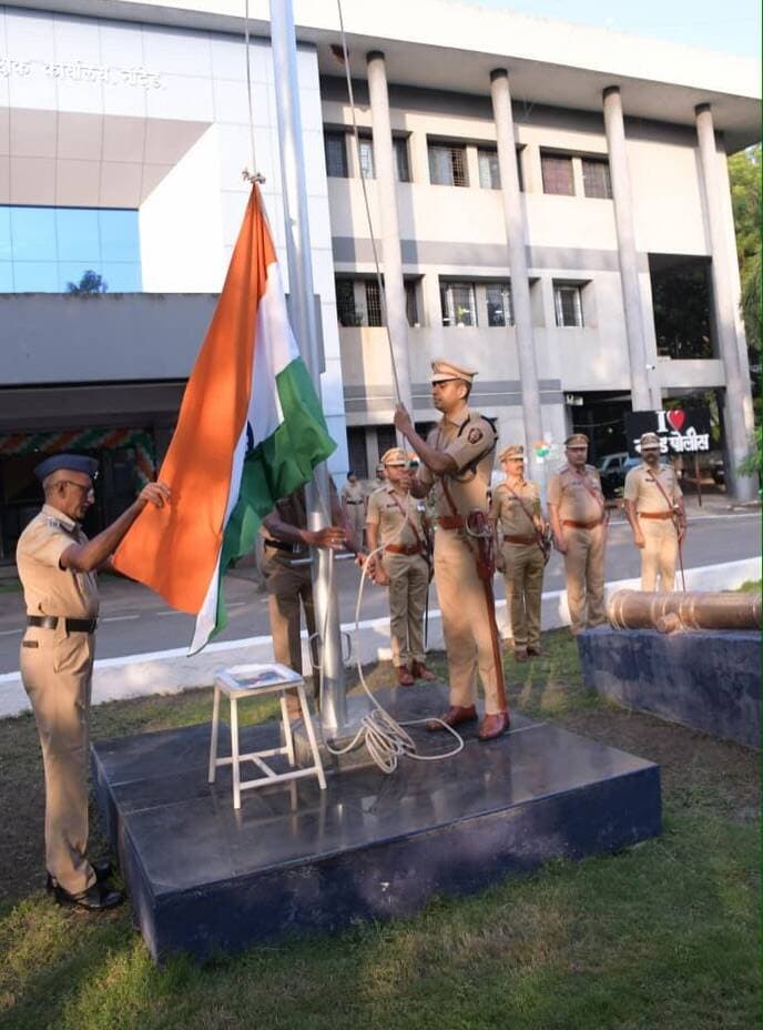 मराठवाडा मुक्तिसंग्राम दिनानिमित्त हुतात्म्यांना विनम्र अभिवादन!
नांदेड येथील पोलीस अधीक्षक कार्यालयात मराठवाडा मुक्तिसंग्राम दिनानिमित्त आदरांजली कार्यक्रम संपन्न झाला.
पोलीस अधीक्षक डॉ. निलाभ रोहन यांनी मुक्तिसंग्रामातील वीरांना पुष्पचक्र अर्पण करून अभिवादन केले. यावेळी नांदेड पोलीस दलाच्या वतीने शौर्य, त्याग आणि बलिदानाचे स्मरण करत आदरांजली वाहण्यात आली.
मराठवाड्याच्या मुक्तीसाठी लढलेल्या प्रत्येक वीराला मानाचा मुजरा!
#marathwadamuktisangramdin #spofficenanded #nandedpolice #nandednews