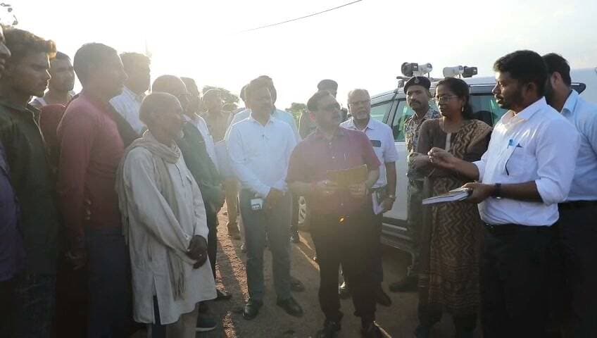 *संभागायुक्त ने झगरहा में ग्रामीणजनों से किया संवाद*
______
कमिश्नर सागर संभाग दिलीप कुमार ने शुक्रवार को प्रथम पन्ना प्रवास के दौरान अजयगढ़ विकासखंड की ग्राम पंचायत मझगांय के झगरहा टोला का भ्रमण किया। यहां ग्रामीणजनों से संवाद कर खेती एवं रोजगार संबंधी कार्यों पर चर्चा की। स्वरोजगार के लिए शिविर लगाने के निर्देश भी दिए। कमिश्नर ने मझगांय बांध परियोजना के मुआवजा एवं पुनर्वास पैकेज राशि वितरण की जानकारी लेकर गांव में उपलब्ध सुविधाओं के बारे में पूछा। इस दौरान विद्युत, पेयजल के लिए हैंडपंप और आवागमन की बेहतर सुविधाओं के संबंध में निर्देशित किया। ग्रामवासियों को 2-3 दिवस में प्राप्त होने वाली साढ़े सात लाख रुपए की अतिरिक्त राशि के उचित उपयोग सहित स्कूल और आंगनवाड़ी केंद्र विकसित करने के लिए भी कहा। साथ ही आदिवासी बाहुल्य गांव में मत्स्य पालन गतिविधि को बढ़ावा देने के उद्देश्य से सोसायटी गठन और पंजीयन के भी लिए निर्देशित किया। विकास की व्यापक संभावना पर भी आवश्यक चर्चा की। इस अवसर पर कलेक्टर ऊषा परमार एवं पुलिस अधीक्षक निवेदिता नायडू सहित एसडीएम आलोक मार्को, तहसीलदार सुरेन्द्र अहिरवार व अन्य अधिकारीगण उपस्थित रहे।