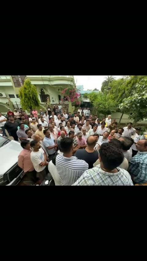 पार्षद भोलाराम प्रजापत को उपसभापति बनाने की मांग
चित्तौड़गढ़ 18 सितम्बर। वार्डवासियों व शहर के प्रबुद्ध कार्यकर्ता, वरिष्ठजनों द्वारा वार्ड नं. 11 से निर्वाचित हुए पार्षद भोलाराम प्रजापत को उपसभापति बनाये जाने की मांग की गई।
मुलाकात करने गये प्रबुद्धजनों द्वारा पार्षद भोलाराम के लगातार राजनीतिक सफर को देखते हुए उन्हें इस पद के लिए पर्याप्त अनुभवी बताया। उनके अनुसार ओबीसी वर्ग से आने वाले प्रजापत 5 बार पार्षद निर्वाचित हुए है। जमीन से जुड़े होकर पुराने शहर से इनका काफी लगाव रहा है। इन्हें चित्तौड़गढ़ की समस्त मूलभूत सुविधाओं की आवश्यकता का ज्ञान है। पार्टी में भी काफी वर्षों से इनकी सेवाएँ सराहनीय रही है। लगभग 38-40 वर्षों से पार्टी में सेवारत रहे हैं। निर्विवाद राजनीतिक सफर में भोलाराम प्रजापत प्रत्येक परिस्थितियों में ढलने वाले व्यक्तित्व रहे हैं। विपरीत परिस्थितियों में भी इनके द्वारा वार्ड जीता गया। वर्तमान पार्षदों में भी इन�