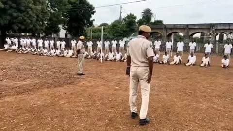 🛡️ गृह रक्षा प्रशिक्षण केंद्र चित्तौड़गढ़ में नए जवानों को आपदा प्रबंधन की बेसिक जानकारी
गृह रक्षा प्रशिक्षण केंद्र चित्तौड़गढ़ में नए जवानों के प्रशिक्षण के दौरान आज आपदा प्रबंधन में रिस्क (जोखिम) को लेकर महत्वपूर्ण बेसिक जानकारी दी गई।
सिविल डिफेंस के अधिकारियों द्वारा जवानों को आपदा की स्थिति में संभावित जोखिमों को पहचानने, सावधानी बरतने तथा स्वयं की सुरक्षा के साथ सुरक्षित तरीके से बचाव कार्य करने की जानकारी दी गई।
इस दौरान कमांडेंट रवि सिंह, प्लाटून कमांडर माधव लाल, एचपीसी कमलेश एवं एचएचसी राजेंद्र सहित सिविल डिफेंस के अधिकारी मौजूद रहे।
इस प्रशिक्षण का उद्देश्य जवानों को आपदा एवं आपातकालीन परिस्थितियों में सजग, सुरक्षित और प्रभावी ढंग से कार्य करने के लिए तैयार करना रहा।
#चित्तौड़गढ़ #गृह_रक्षा #आपदा_प्रबंधन #सिविल_डिफेंस #रिस्क_मैनेजमेंट सुरक्षा_प्रशिक्षण रवि_सिंह माधव_लाल HelloChittorgarh