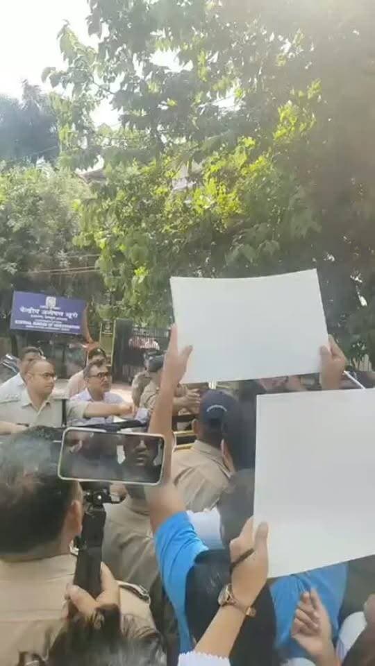 सुनिए, क्या कहा CBI अधिकारी ने!
CBI अधिकारियों के अनुसार, उत्तराखंड CBI इस केस की जांच ही नहीं कर रही है।
मामले को लेकर CBI अधिकारियों के इस बयान ने जांच की प्रक्रिया पर कई सवाल खड़े कर दिए हैं।