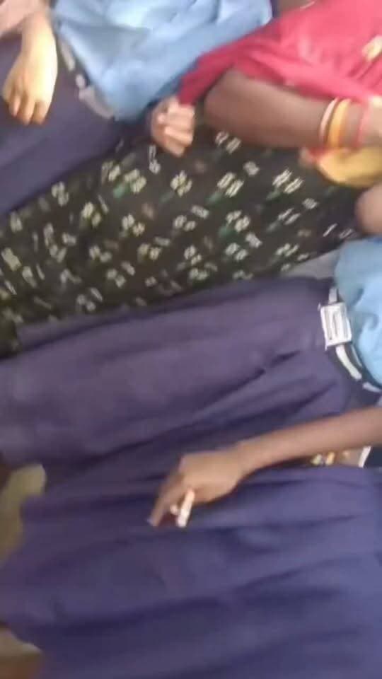 नवादा आनंदपुरा में एक प्रधानाध्यापक पर छात्राओं ने छेड़खानी का गंभीर आरोप लगाया है। पुलिस ने उन्हें हिरासत में लेकर पूछताछ शुरू कर दी है। स्कूल के बाहर भारी भीड़ जमा हो गई है।