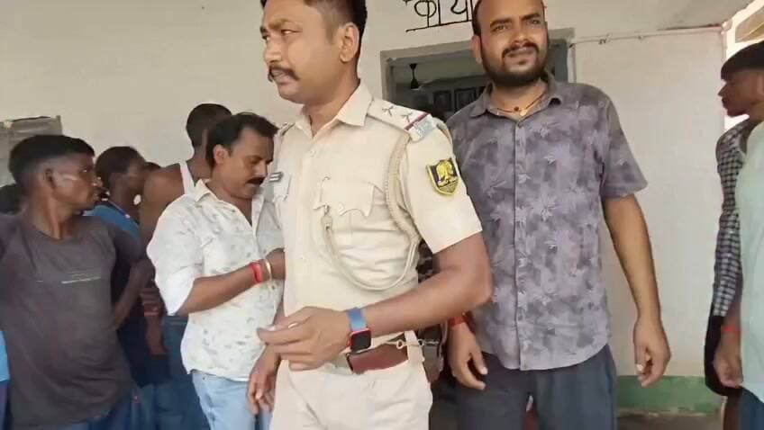 नवादा में प्रधानाध्यापक पर छात्राओं ने लगाया छेड़खानी का आरोप, पुलिस ने हिरासत में लेकर शुरू की पूछताछ; स्कूल में जुटी लोगों की भीड़।