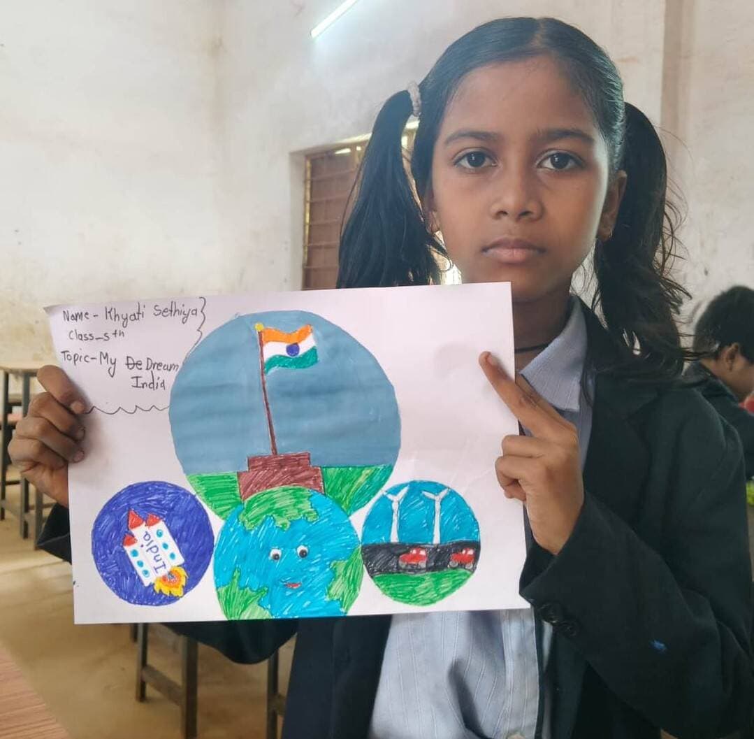 ‘सेवा संकल्प अभियान’ के तहत बस्तर के स्कूलों में ‘चित्र सेवा, मेरे सपनों का भारत’ चित्रकला प्रतियोगिता हुई। हजारों बच्चों ने रंगों के जरिए स्वच्छता, पर्यावरण, तकनीक, सामाजिक समरसता और विकास की अपनी कल्पना को कागज पर उकेरा।
#SevaSankalpAbhiyan #मेरे_सपनों_का_भारत