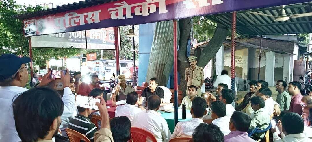 #बलिया #बेल्थरारोड में 22 सितंबर को निकलने वाले #महावीरी झंडा #जुलूस को शांतिपूर्ण और सकुशल संपन्न कराने के लिए #पुलिस प्रशासन अलर्ट मोड में है। #पीस कमेटी की #बैठक में एडिशनल एसपी दिनेश कुमार शुक्ल ने स्पष्ट किया कि जुलूस आपसी सौहार्द और परंपरागत तरीके से निर्धारित समय पर निकाला जाए। सुरक्षा व्यवस्था चाक-चौबंद रखने के साथ नियमों का उल्लंघन करने और अराजकता फैलाने वालों पर पुलिस की पैनी नजर रहेगी। जुलूस मार्ग पर साफ-सफाई, बैरिकेडिंग, बिजली के लटकते तारों को दुरुस्त करने और महिला-पुरुष पुलिसकर्मियों की तैनाती को लेकर भी आवश्यक निर्देश दिए गए।
#followerseveryone #nonfollowersviewers
#MahaviriJhanda #BeltharaRoad #BalliaPolice #PeaceAndHarmony #SecurityArrangements