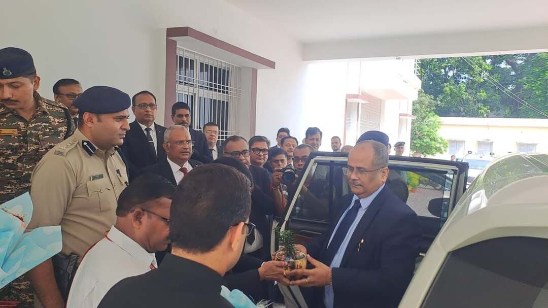 पटना हाईकोर्ट के निरीक्षी न्यायमूर्ति अजीत कुमार तीन दिवसीय दौरे पर पहुंचे बेगूसराय
न्यायालय परिसर का किया निरीक्षण, पौधारोपण के साथ फव्वारा व लेडी जस्टिस प्रतिमा के लिए भूमि पूजन
बेगूसराय (बी के गुलशन)। पटना उच्च न्यायालय के माननीय न्यायमूर्ति सह निरीक्षी न्यायमूर्ति, बेगूसराय न्याय मंडल श्री अजीत कुमार शुक्रवार को अपने तीन दिवसीय निरीक्षण दौरे पर बेगूसराय पहुंचे। जिला अतिथि गृह पहुंचने पर प्रधान जिला एवं सत्र न्यायाधीश ऋषिकांत, प्रधान न्यायाधीश, परिवार न्यायालय बृजेंद्र कुमार एवं जिला पदाधिकारी रिची पांडेय ने पुष्पगुच्छ भेंट कर उनका स्वागत किया। इस दौरान पुलिस अधीक्षक मनीष सहित बेगूसराय न्याय मंडल के सभी न्यायिक पदाधिकारी मौजूद रहे।
बेगूसराय पहुंचने पर जिला प्रशासन की ओर से न्यायमूर्ति अजीत कुमार को गार्ड ऑफ ऑनर दिया गया। इसके बाद उन्होंने जिला न्यायालय परिसर स्थित पार्क में पौधारोपण किया। न्याय मंडल परिसर में प्रस्तावित फव्वारा एवं लेडी जस्टिस की प्रतिमा की स्थापना के लिए भूमि पूजन भी किया गया। इसके अलावा न्यायमूर्ति ने नवनिर्मित सुरक्षा कक्ष एवं वॉशरूम का उद्घाटन किया।
न्यायालयों और अभिलेखागार का किया निरीक्षण
निरीक्षण कार्यक्रम के दौरान न्यायमूर्ति अजीत कुमार ने बेगूसराय मुख्यालय स्थित विभिन्न न्यायालयों, कार्यालयों एवं अभिलेखागार का गहन निरीक्षण किया। उन्होंने न्यायिक एवं प्रशासनिक कार्यों से जुड़ी व्यवस्थाओं का जायजा लिया। निरीक्षण के दौरान पुलिस अधीक्षक मनीष, नगर निगम के उपनगर आयुक्त सहित बेगूसराय न्याय मंडल के सभी न्यायिक पदाधिकारी उपस्थित रहे।
इसके बाद दोपहर में उन्होंने रेलवे कोर्ट, बरौनी का निरीक्षण किया। बरौनी रेलवे पुलिस की ओर से उन्हें गार्ड ऑफ ऑनर दिया गया। इसके पश्चात न्यायमूर्ति तेघड़ा अनुमंडलीय न्यायालय पहुंचे, जहां उन्होंने अनुमंडलीय न्यायालय के लिए प्रस्तावित भूमि का स्थल निरीक्षण किया।
अधिवक्ताओं से जानी समस्याएं
तेघड़ा में न्यायमूर्ति अजीत कुमार ने अधिवक्ता संघ के अध्यक्ष, सचिव एवं अधिवक्ताओं के साथ बैठक की। इस दौरान उन्होंने अधिवक्ताओं की समस्याओं एवं अपेक्षाओं की जानकारी ली और उनके द्वारा उठाए गए विभिन्न विषयों को सुना।
शाम को जिला स्तरीय निगरानी समिति की बैठक आयोजित की गई। बैठक में जिला पदाधिकारी रिची पांडेय एवं पुलिस अधीक्षक मनीष सहित संबंधित पदाधिकारी उपस्थित रहे। बैठक में अधिवक्ता संघ के अध्यक्ष संजीत कुमार सिंह, जिला वकील संघ के अध्यक्ष ध्रुव कुमार महतो, दोनों संघों के पदाधिकारी एवं अधिवक्तागण, लोक अभियोजक तथा अन्य संबंधित पदाधिकारी शामिल हुए।
न्यायमूर्ति अजीत कुमार का तीन दिवसीय निरीक्षण दौरा बेगूसराय न्याय मंडल के विभिन्न न्यायालयों, कार्यालयों, अभिलेखागार एवं न्यायिक आधारभूत संरचनाओं की स्थिति का जायजा लेने तथा न्यायिक व्यवस्था से जुड़े विभिन्न विषयों की समीक्षा के लिहाज से महत्वपूर्ण माना जा रहा है।
#BreakingNews #Begusarai #HindiNews