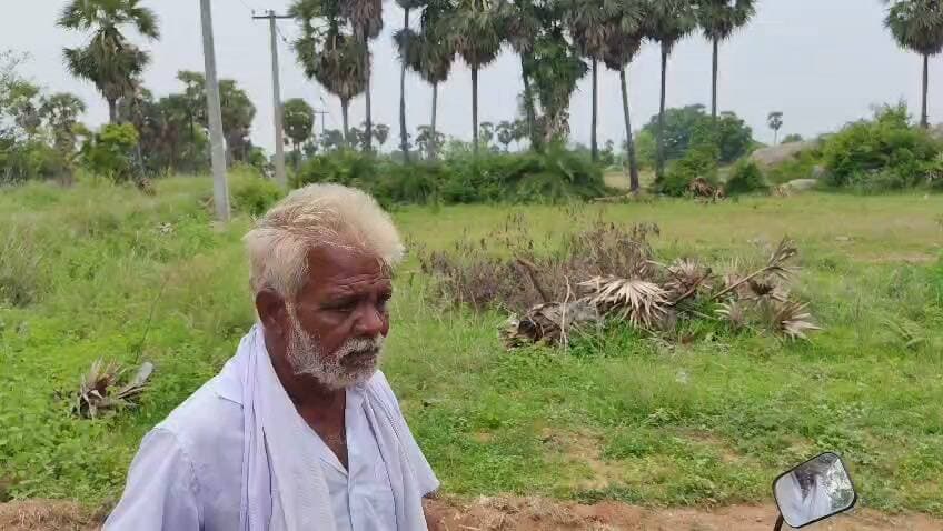 திண்டிவனம் அருகே டாஸ்மாக் கடைக்கு ஆதரவாக விவசாயி பேசிய வீடியோ வைரல்!
கடையை மூடக்கோரி மக்கள் போராட்டம் நடத்திய நிலையில், ஆதரவாக பேசியதால் பரபரப்பு
திண்டிவனம் அடுத்த நடுவனந்தல் பகுதியில் உள்ள டாஸ்மாக் கடையை மூடக்கோரி பொதுமக்கள் போராட்டத்தில் ஈடுபட்டதாக கூறப்படுகிறது.
இந்த நிலையில், அதே பகுதியைச் சேர்ந்த விவசாயி ஒருவர் டாஸ்மாக் கடைக்கு ஆதரவாக பேசியதாக கூறப்படும் வீடியோ சமூக வலைதளங்களில் வைரலாகி வருகிறது.
மக்கள் கடையை மூட வேண்டும் என கோரிக்கை விடுத்து போராட்டம் நடத்திய நிலையில், விவசாயி ஒருவர் அதற்கு மாறாக டாஸ்மாக் கடைக்கு ஆதரவாக கருத்து தெரிவித்ததாக கூறப்படுவது அப்பகுதியில் பரபரப்பை ஏற்படுத்தியுள்ளது.
இதுதொடர்பான வீடியோ சமூக வலைதளங்களில் வேகமாக பரவி வரும் நிலையில், நடுவனந்தல் பகுதியில் டாஸ்மாக் கடை தொடர்பான விவகாரம் மீண்டும் கவனம் பெற்றுள்ளது.
TN32NEWS | விழுப்புரத்தின் குரல்
#திண்டிவனம் #நடுவனந்தல் #டாஸ்மாக் #TASMAC #விவசாயி #மக்கள்போராட்டம் #வைரல்வீடியோ #விழுப்புரம் #tn32news