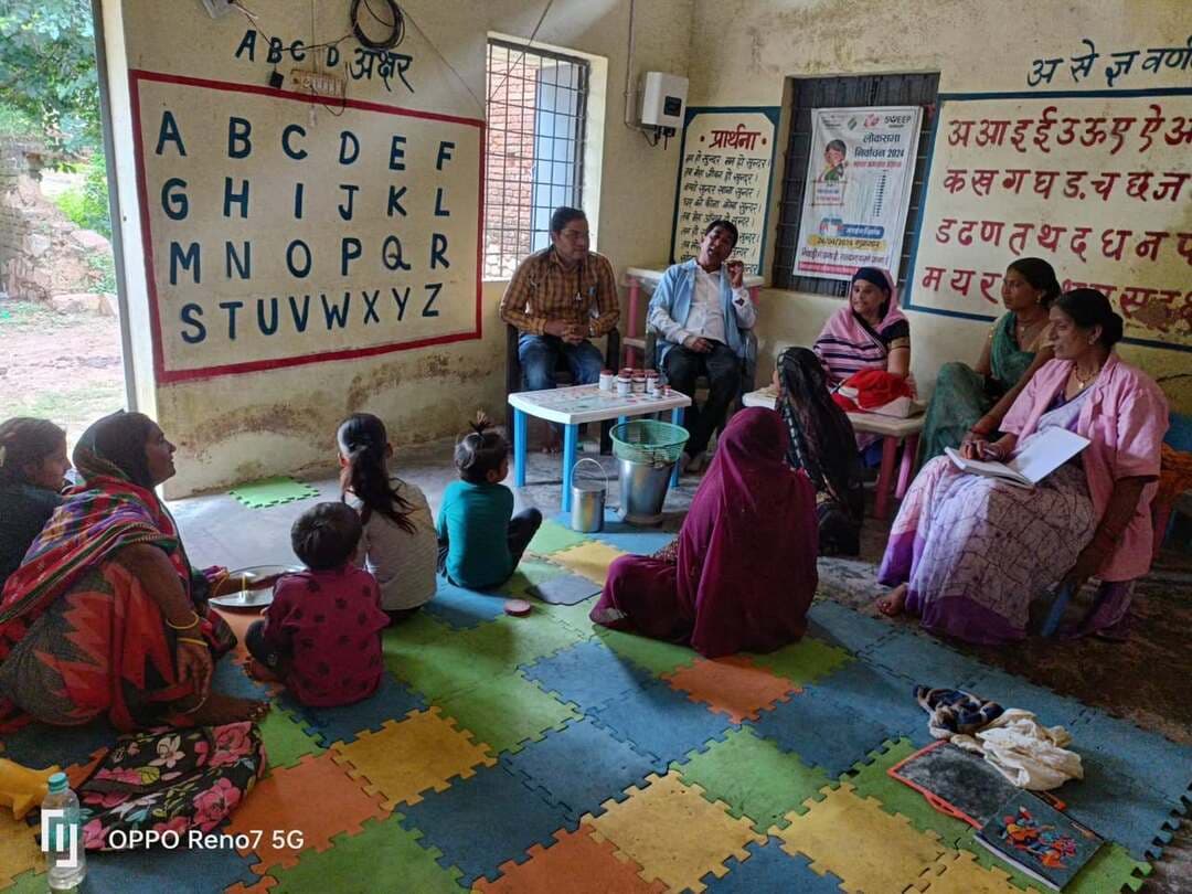 आयुष विभाग निवाड़ी द्वारा सेवा संकल्प अभियान के अंतर्गत घर घर योग हर व्यक्ति निरोग
--
कलेक्टर श्रीमती जमुना भिड़े के निर्देशन एवं जिला आयुष अधिकारी श्री डॉ विनोद कुमार के मार्गदर्शन में शासकीय आयुर्वेद औषधालय ढिल्ला में निःशुल्क स्वास्थ्य शिविर आयोजित किया गया
शिविर में गर्भवती, धात्री, किशोरियों तथा बच्चों का स्वास्थ्य परीक्षण किया गया। शिविर में 39 रोगियों का स्वास्थ्य परीक्षण कर रोगानुसार औषधियाँ दी गई। रक्ताल्पता, स्त्री रोग, विबंध, प्रतिस्याय, कास, ज्वर की औषधियां प्रदाय कर आयुर्वेद औषधियों एवं योग के बारे में बताया गया। गर्भावस्था में और ऋतु अनुसार आहार विहार, औषधि जन्य वृक्षों और पौधों की जानकारी दी गई।
शिविर में वरिष्ठ आयुर्वेद चिकित्सा अधिकारी डॉ. राजेंद्र कुमार अहिरवार, कम्पाउंडर श्री चतुर्भुज अहिरवार, महिला स्वास्थ्य कार्यकर्ता श्रीमति मालती पस्तोर एवं योग सहायक श्री अभिषेक अहिरवार तथा आंगनवाड़ी कार्यकर्ता श्रीमति स्नेहलता तिवारी, सहायिका श्रीमति रामकली अहिरवार उपस्थित रहे।
Department of Ayush, Madhya Pradesh Jansampark Madhya Pradesh #JansamparkMP #niwari